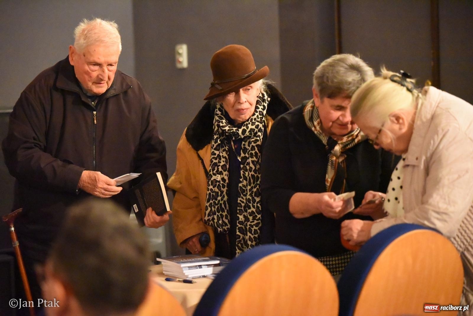Zdjęcie w galerii na portalu naszraciborz.pl: Kresy zapisane w sercu. Promocja tomiku poezji na finał Dni Księdza Pieczki wiadomości z regionu