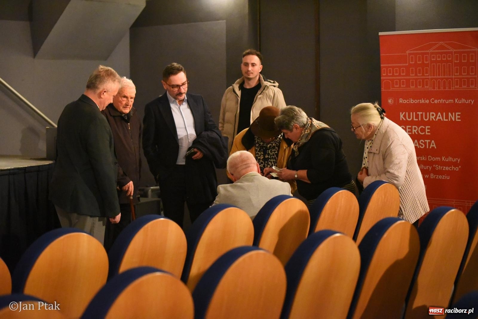 Zdjęcie w galerii na portalu naszraciborz.pl: Kresy zapisane w sercu. Promocja tomiku poezji na finał Dni Księdza Pieczki wiadomości z regionu