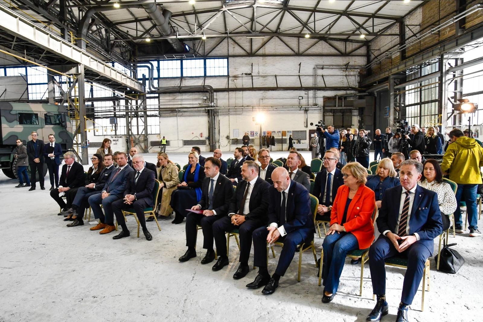 Zdjęcie w galerii na portalu naszraciborz.pl: Rafako to wielkie zobowiązanie Donalda Tuska. Minister finansów w Raciborzu, Jelcz i Rosomak ze wsparciem KSSE wiadomości z regionu