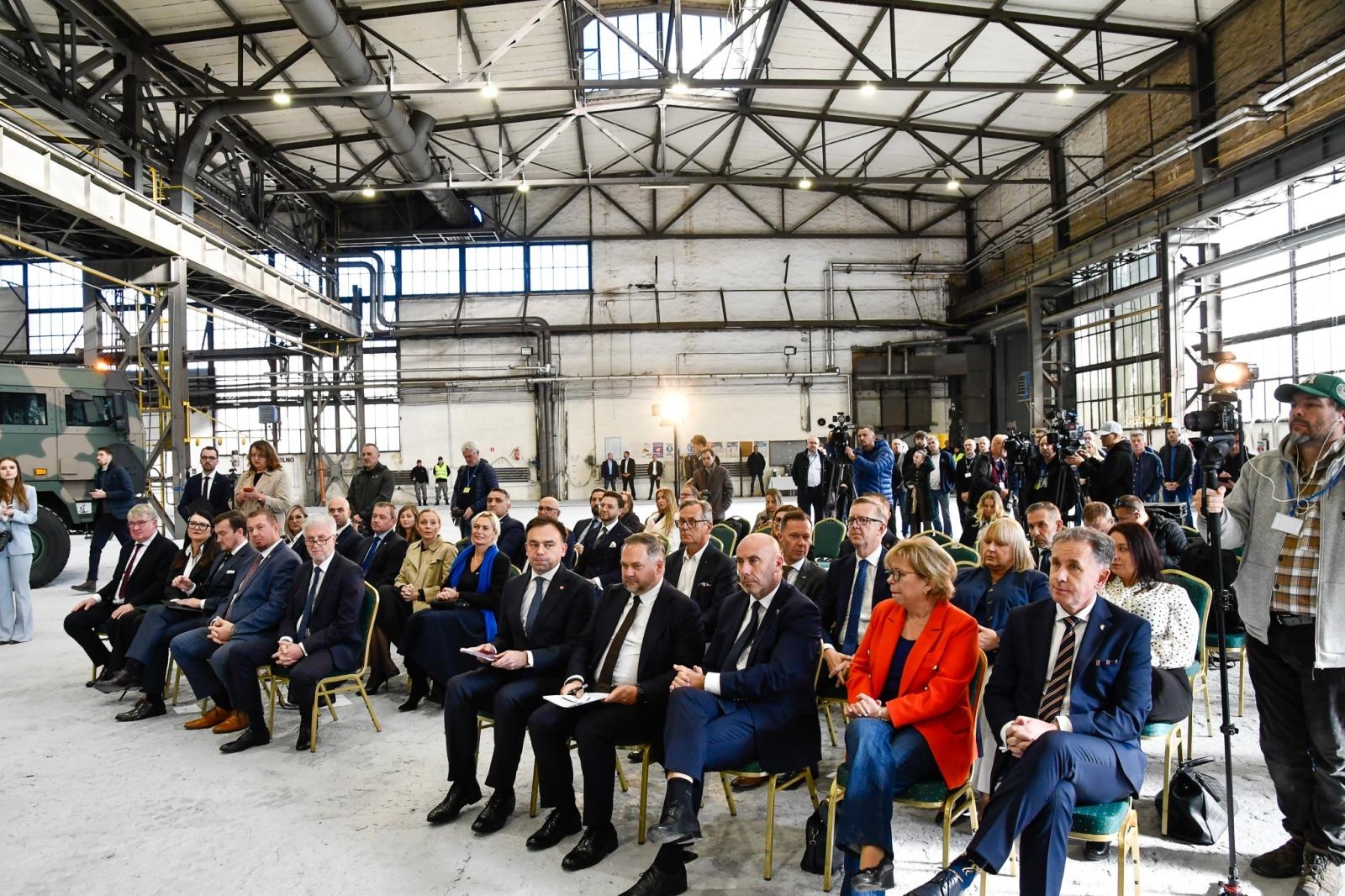 Zdjęcie w galerii na portalu naszraciborz.pl: Rafako to wielkie zobowiązanie Donalda Tuska. Minister finansów w Raciborzu, Jelcz i Rosomak ze wsparciem KSSE wiadomości z regionu