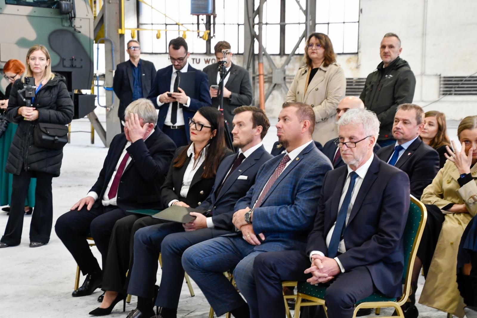 Zdjęcie w galerii na portalu naszraciborz.pl: Rafako to wielkie zobowiązanie Donalda Tuska. Minister finansów w Raciborzu, Jelcz i Rosomak ze wsparciem KSSE wiadomości z regionu