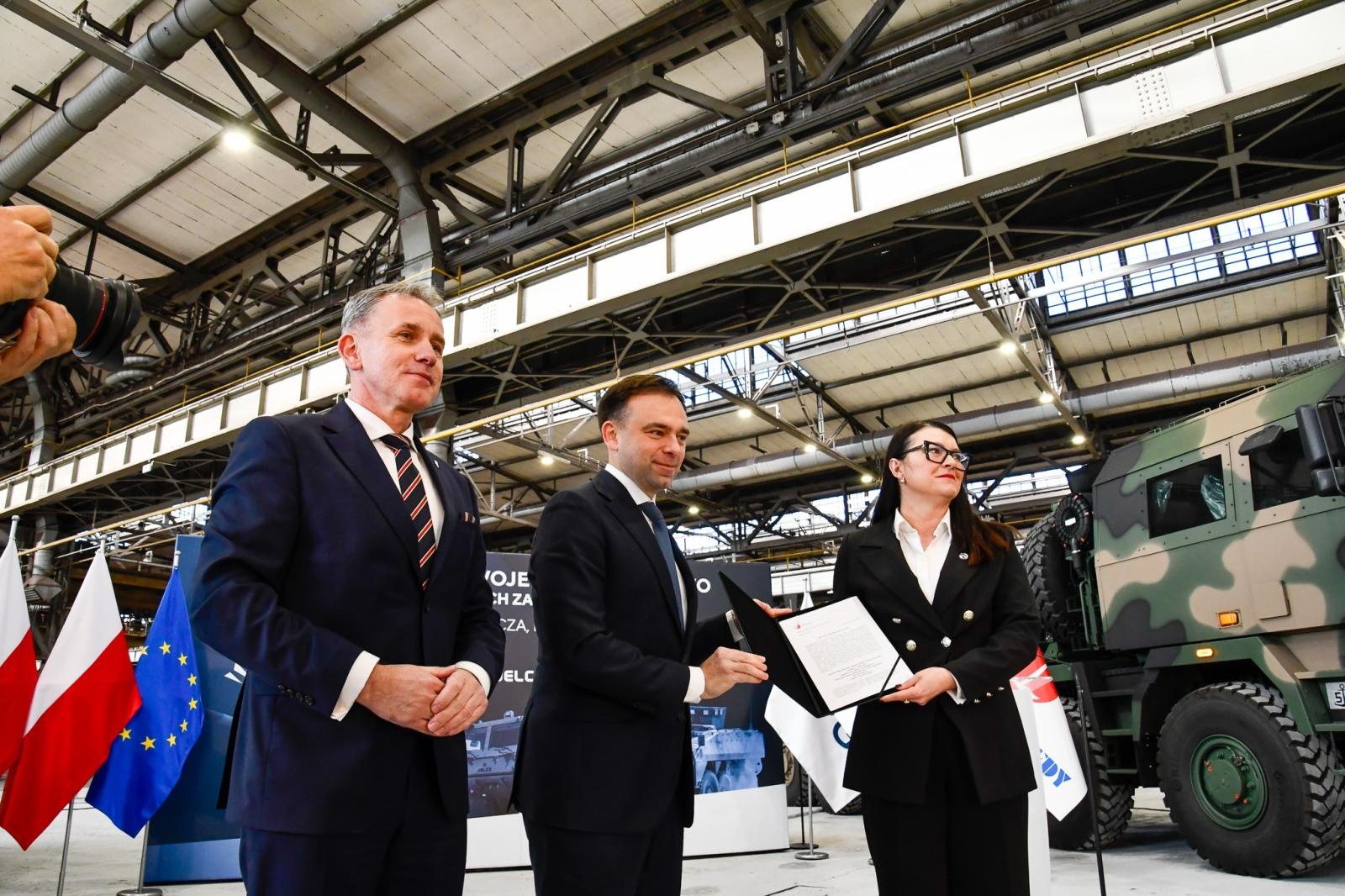 Zdjęcie w galerii na portalu naszraciborz.pl: Rafako to wielkie zobowiązanie Donalda Tuska. Minister finansów w Raciborzu, Jelcz i Rosomak ze wsparciem KSSE wiadomości z regionu