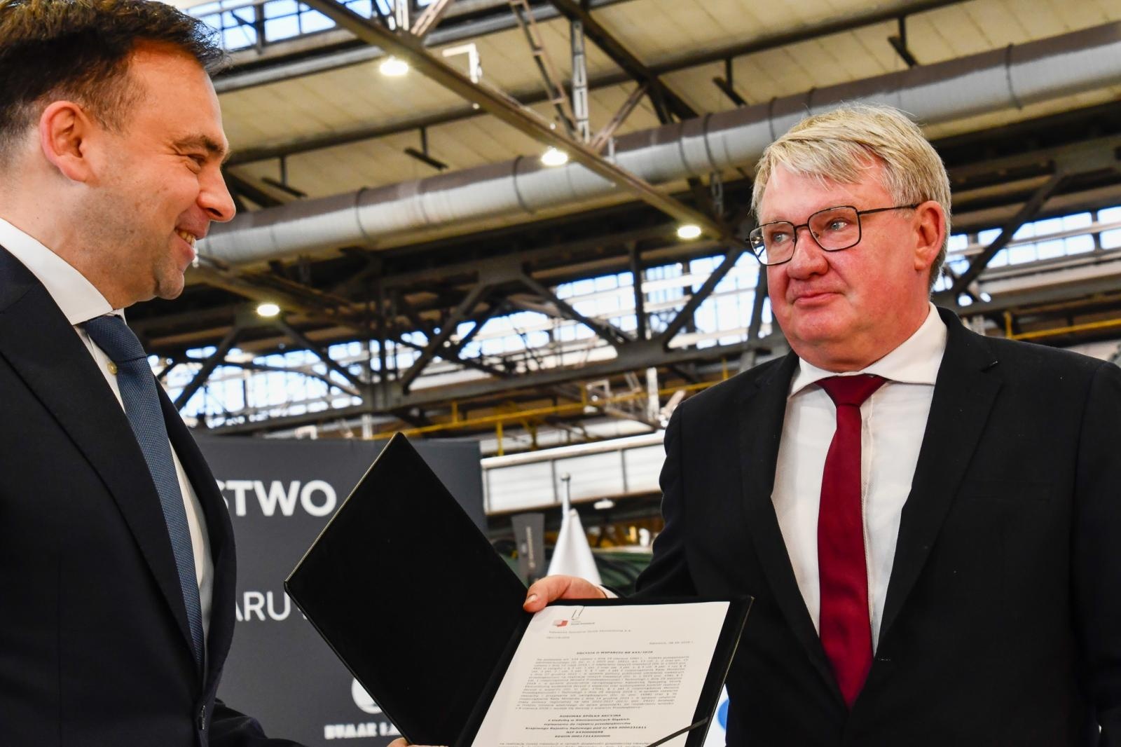 Zdjęcie w galerii na portalu naszraciborz.pl: Rafako to wielkie zobowiązanie Donalda Tuska. Minister finansów w Raciborzu, Jelcz i Rosomak ze wsparciem KSSE wiadomości z regionu
