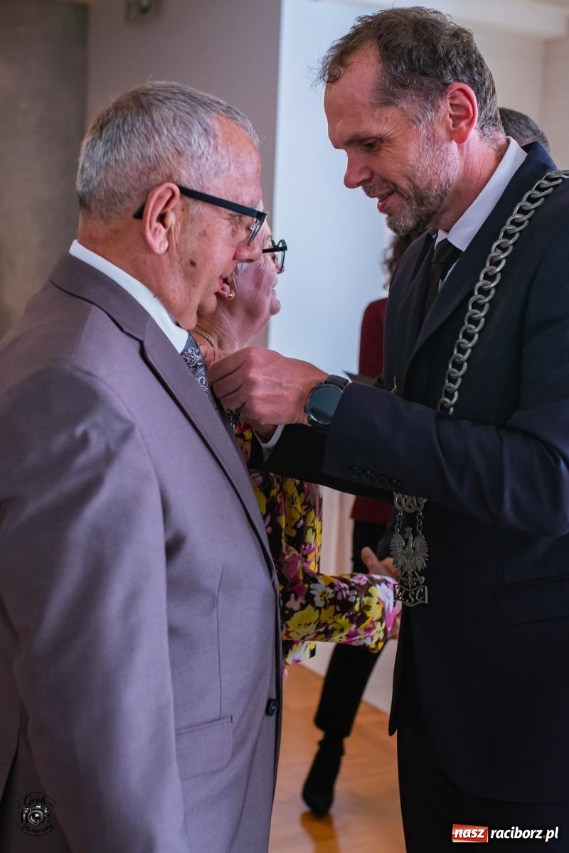 Zdjęcie w galerii na portalu naszraciborz.pl: Zakochać się, to nie sztuka. Sztuką jest wytrwać w tej miłości. Jubileusze małżeńskie w Krzanowicach [FOTO] wiadomości z regionu