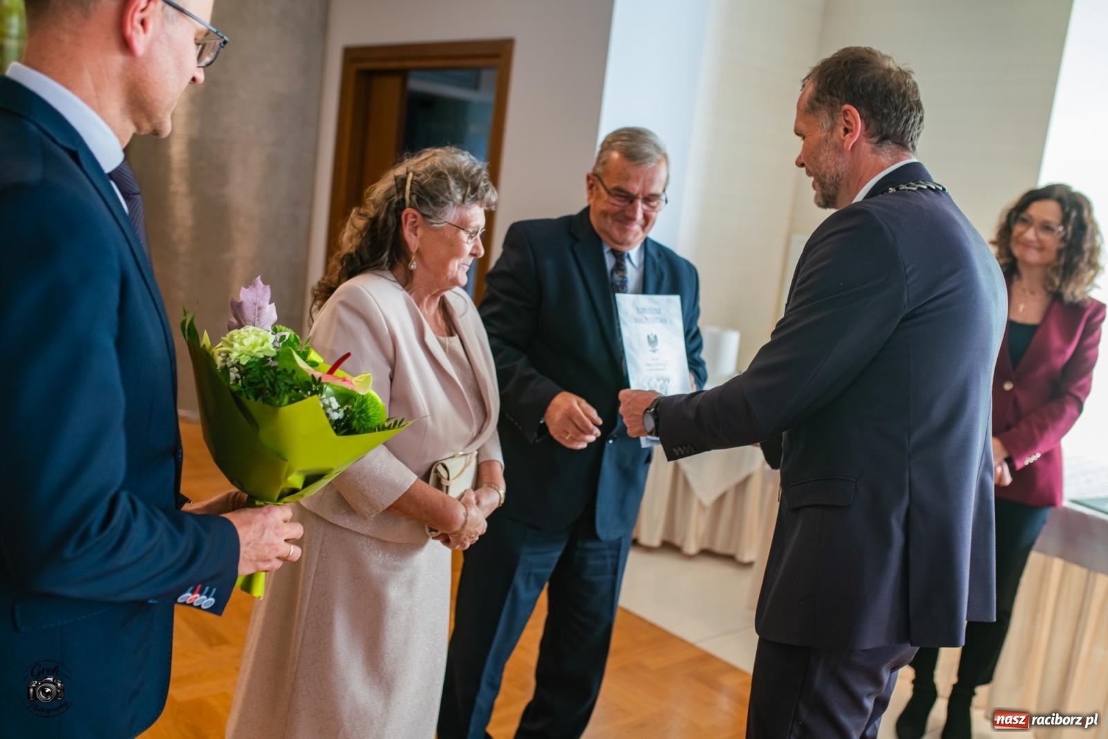 Zdjęcie w galerii na portalu naszraciborz.pl: Zakochać się, to nie sztuka. Sztuką jest wytrwać w tej miłości. Jubileusze małżeńskie w Krzanowicach [FOTO] wiadomości z regionu