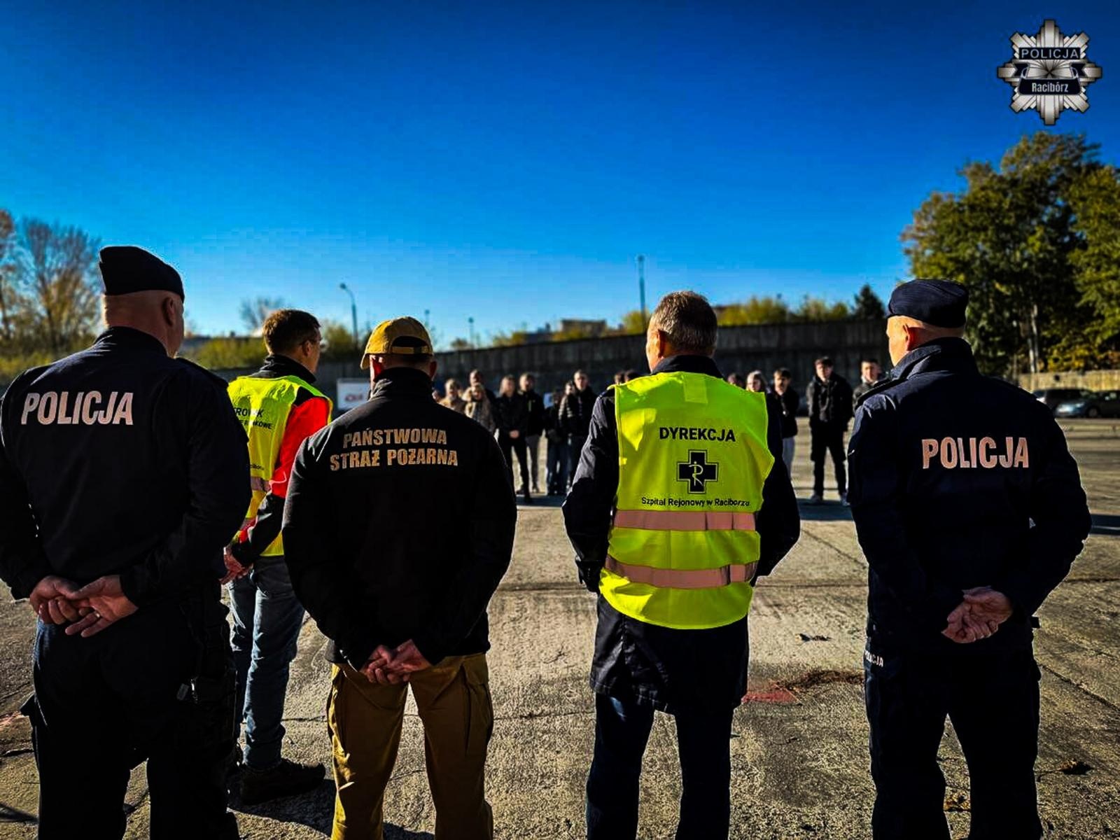 Zdjęcie w galerii na portalu naszraciborz.pl: Manewry DOMINO. Autobus przewrócił się i uderzył w budynek. Pożar, ranni i chaos w Raciborzu! wiadomości z regionu
