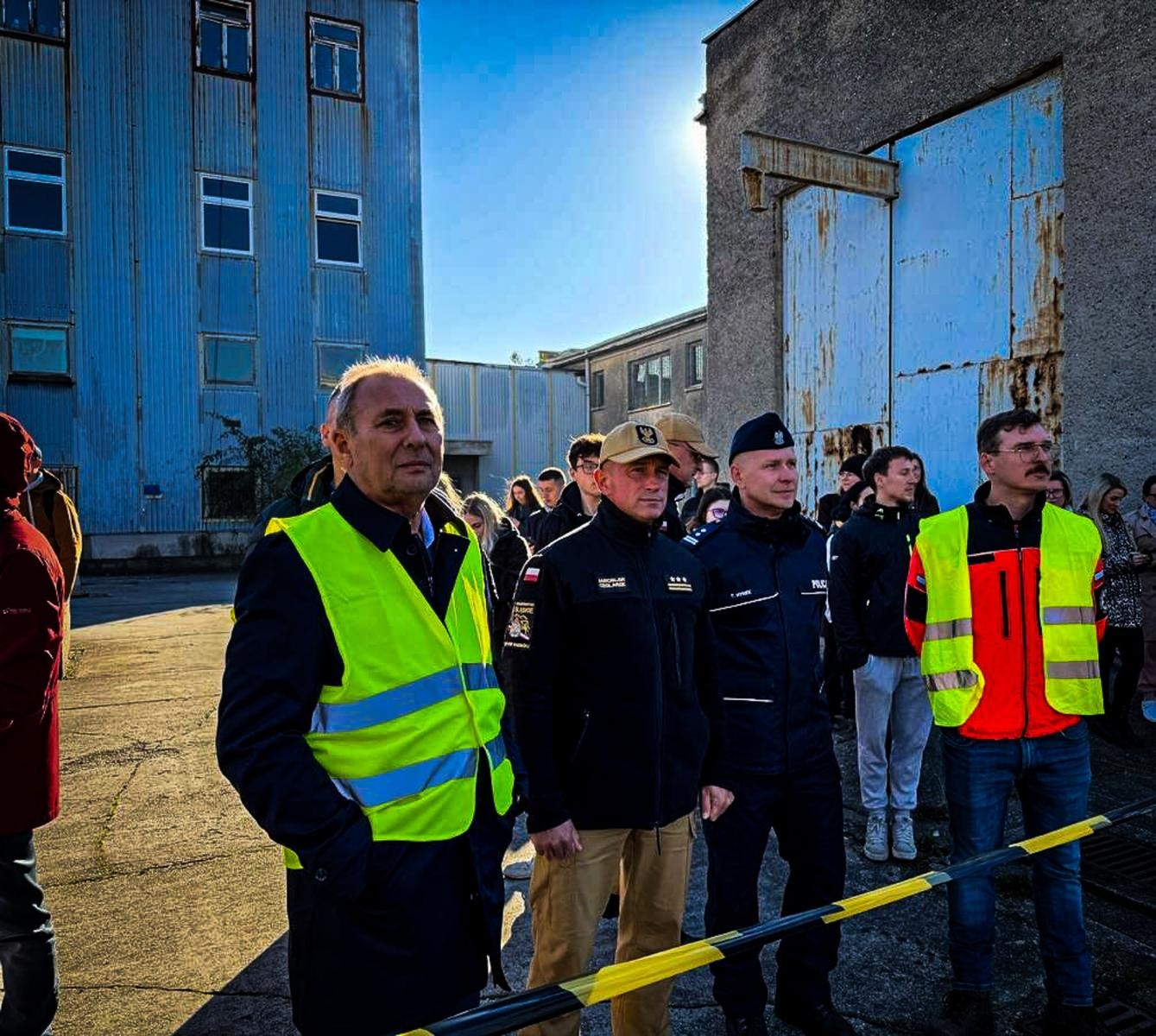 Zdjęcie w galerii na portalu naszraciborz.pl: Manewry DOMINO. Autobus przewrócił się i uderzył w budynek. Pożar, ranni i chaos w Raciborzu! wiadomości z regionu