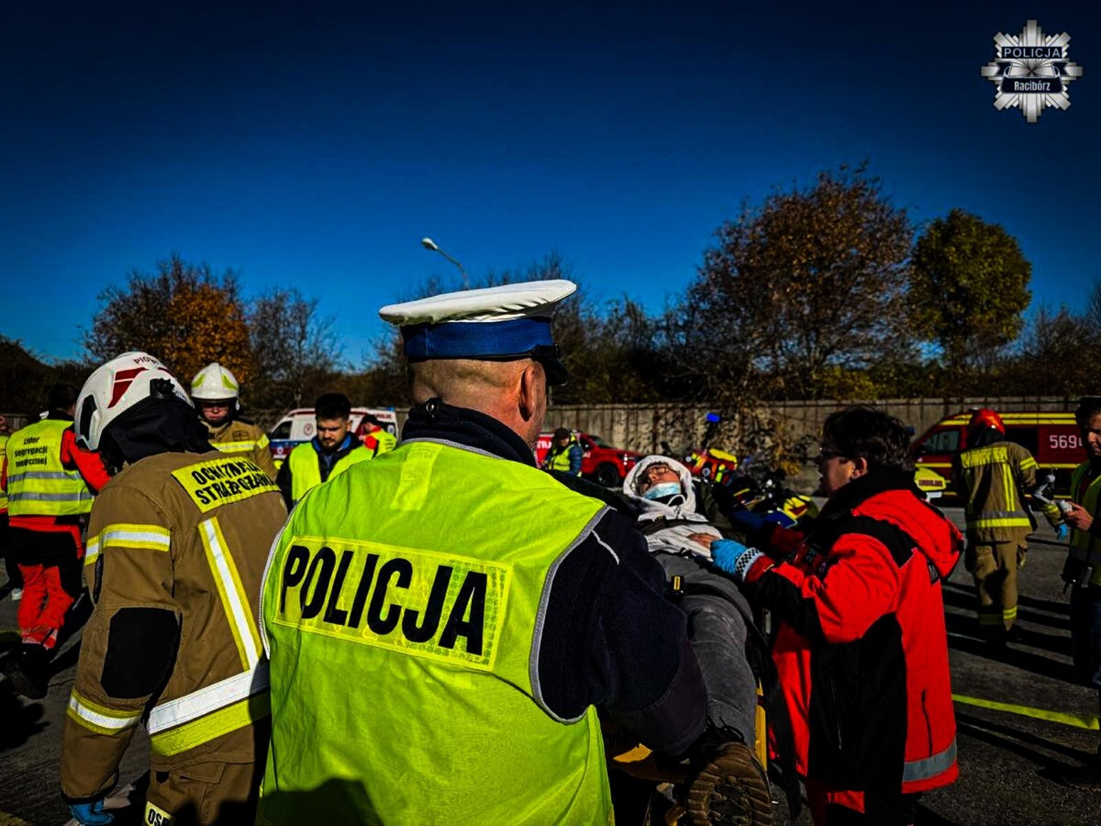 Zdjęcie w galerii na portalu naszraciborz.pl: Manewry DOMINO. Autobus przewrócił się i uderzył w budynek. Pożar, ranni i chaos w Raciborzu! wiadomości z regionu