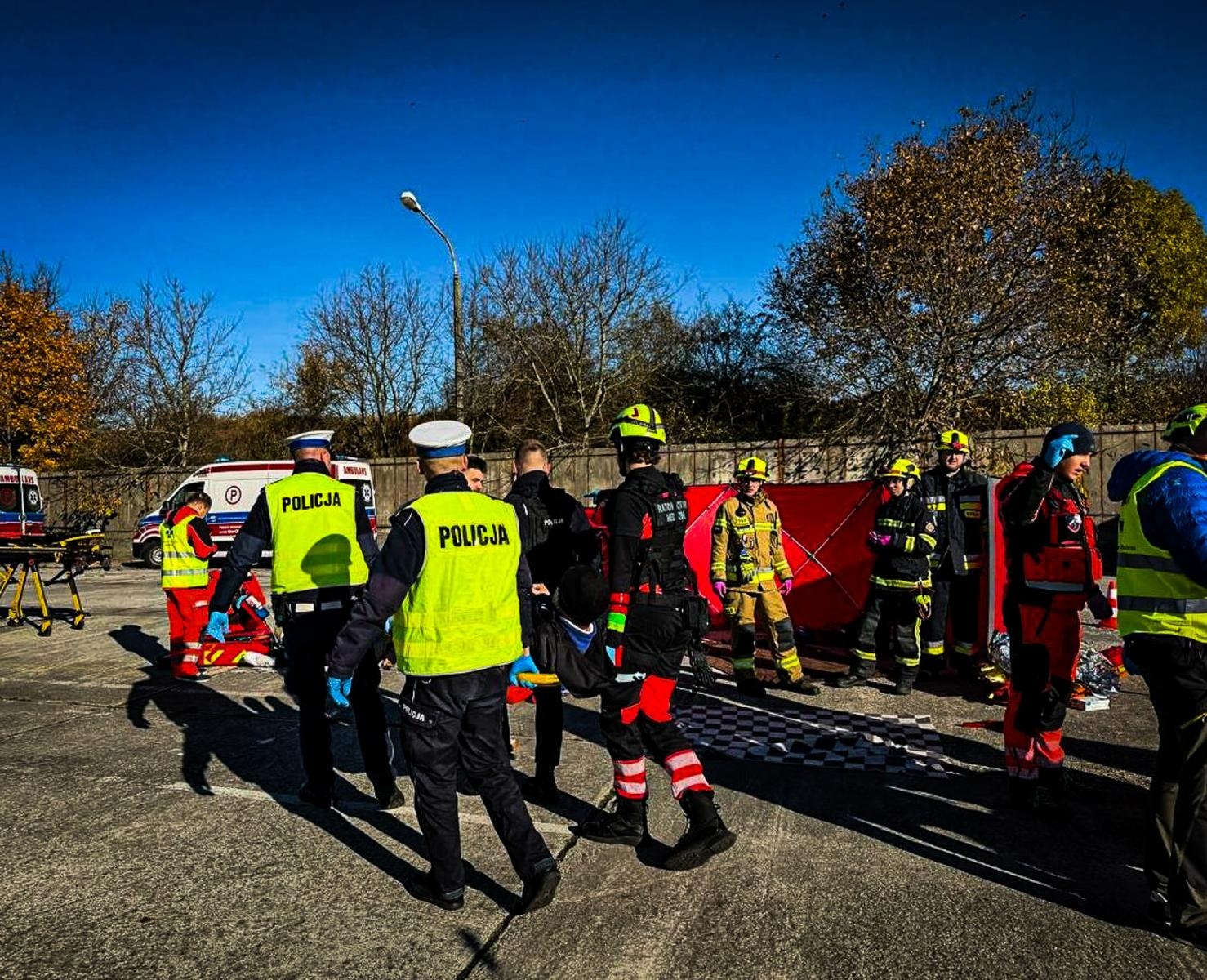 Zdjęcie w galerii na portalu naszraciborz.pl: Manewry DOMINO. Autobus przewrócił się i uderzył w budynek. Pożar, ranni i chaos w Raciborzu! wiadomości z regionu
