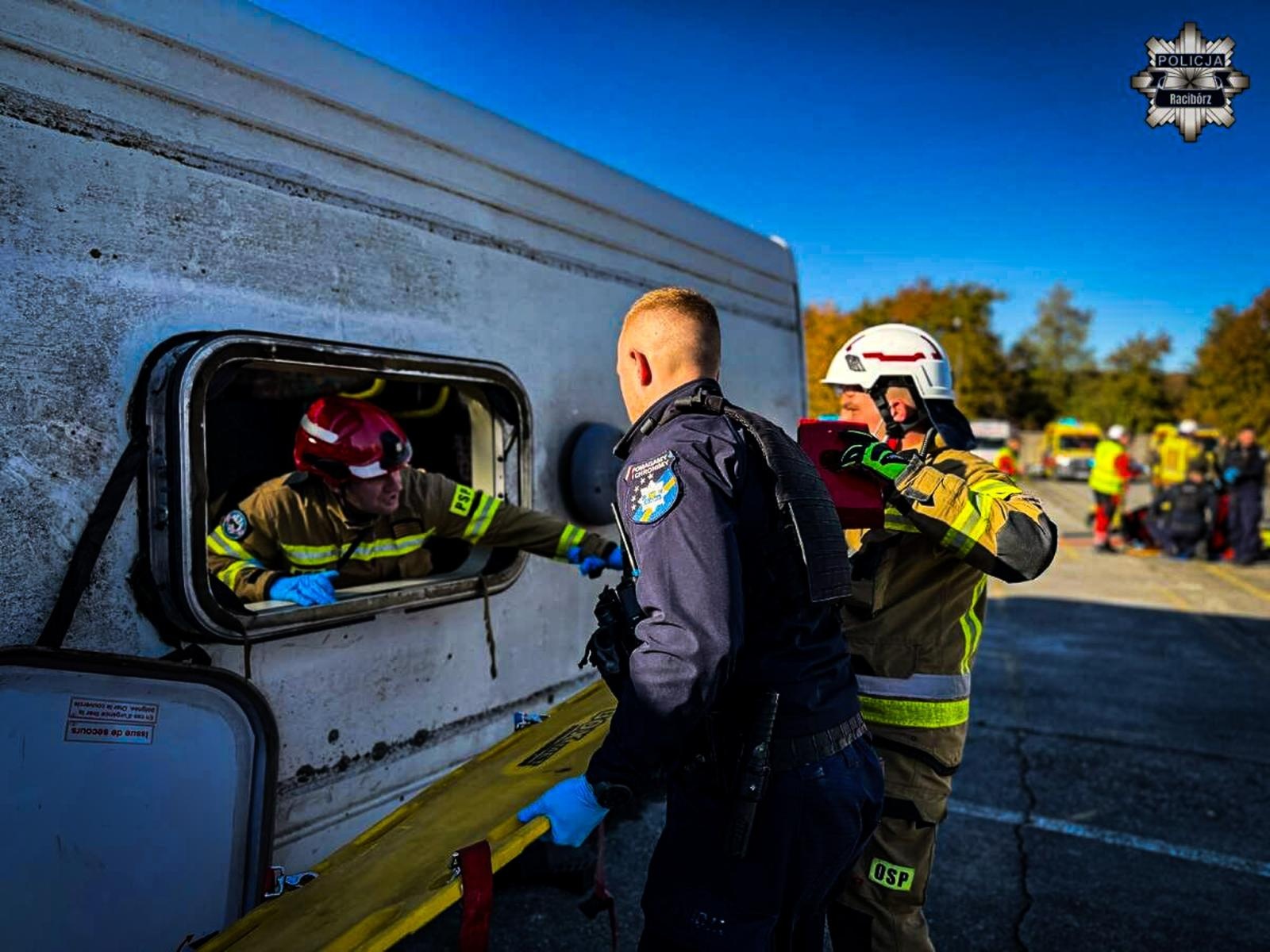 Zdjęcie w galerii na portalu naszraciborz.pl: Manewry DOMINO. Autobus przewrócił się i uderzył w budynek. Pożar, ranni i chaos w Raciborzu! wiadomości z regionu