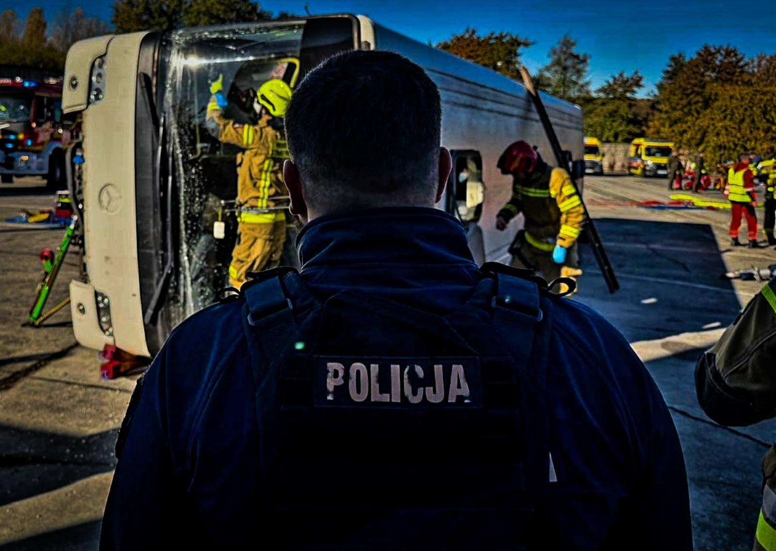 Zdjęcie w galerii na portalu naszraciborz.pl: Manewry DOMINO. Autobus przewrócił się i uderzył w budynek. Pożar, ranni i chaos w Raciborzu! wiadomości z regionu