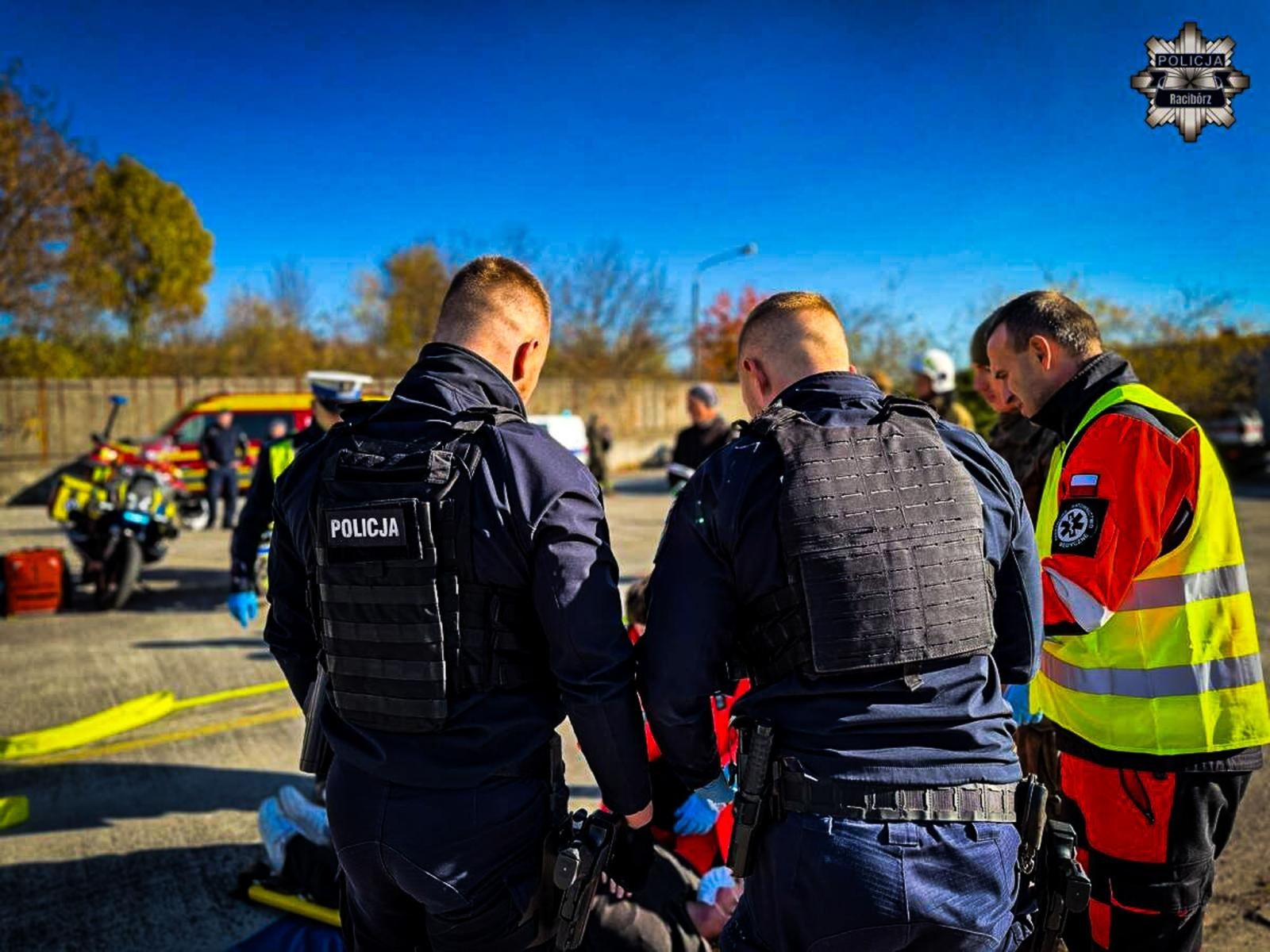 Zdjęcie w galerii na portalu naszraciborz.pl: Manewry DOMINO. Autobus przewrócił się i uderzył w budynek. Pożar, ranni i chaos w Raciborzu! wiadomości z regionu