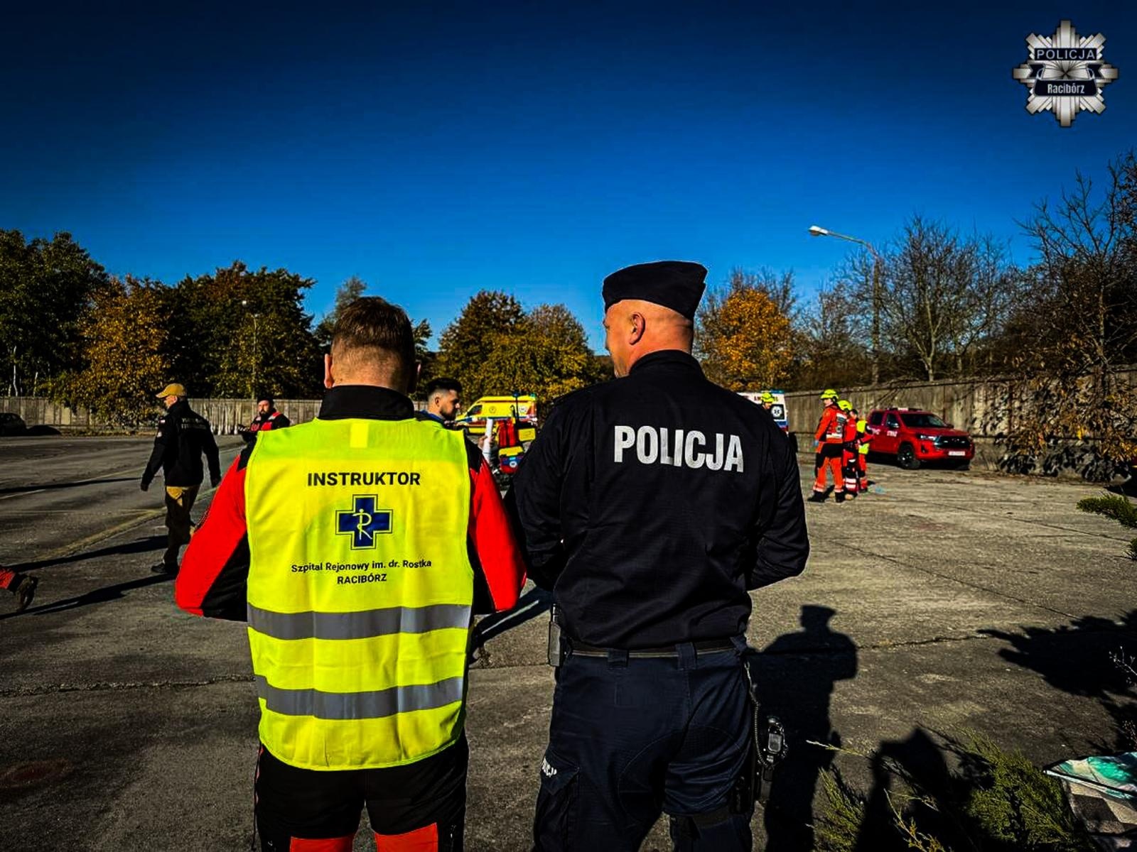 Zdjęcie w galerii na portalu naszraciborz.pl: Manewry DOMINO. Autobus przewrócił się i uderzył w budynek. Pożar, ranni i chaos w Raciborzu! wiadomości z regionu