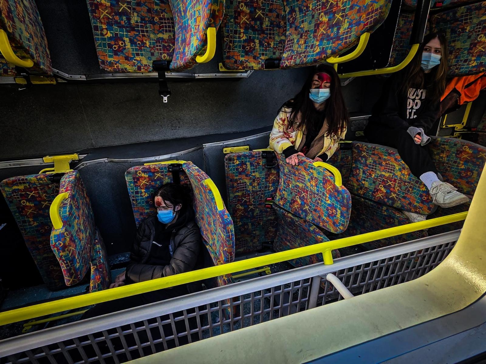 Zdjęcie w galerii na portalu naszraciborz.pl: Manewry DOMINO. Autobus przewrócił się i uderzył w budynek. Pożar, ranni i chaos w Raciborzu! wiadomości z regionu