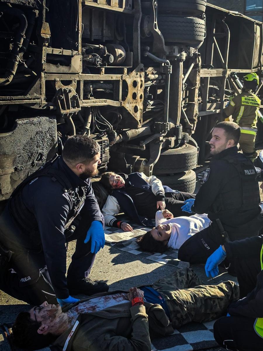 Zdjęcie w galerii na portalu naszraciborz.pl: Manewry DOMINO. Autobus przewrócił się i uderzył w budynek. Pożar, ranni i chaos w Raciborzu! wiadomości z regionu