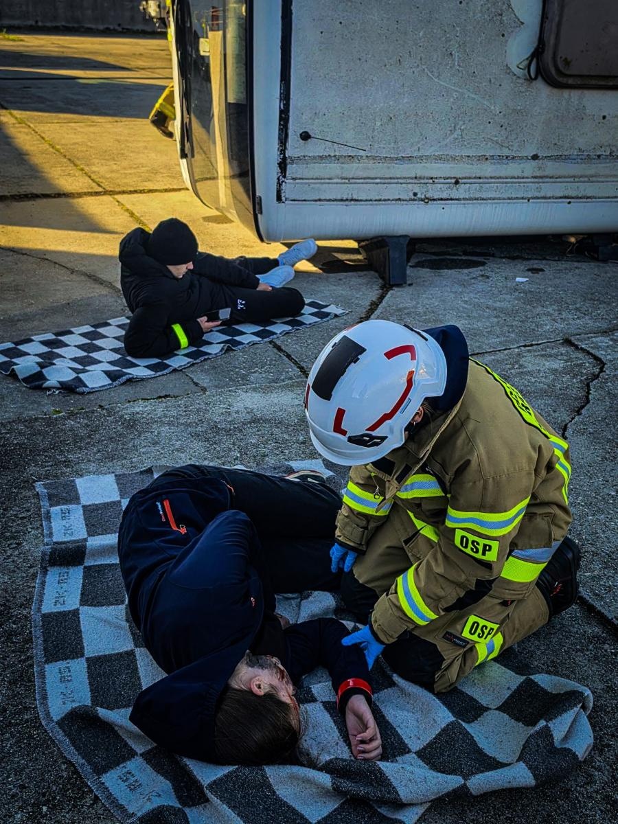 Zdjęcie w galerii na portalu naszraciborz.pl: Manewry DOMINO. Autobus przewrócił się i uderzył w budynek. Pożar, ranni i chaos w Raciborzu! wiadomości z regionu