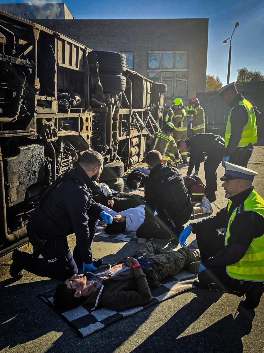 Zdjęcie w galerii na portalu naszraciborz.pl: Manewry DOMINO. Autobus przewrócił się i uderzył w budynek. Pożar, ranni i chaos w Raciborzu! wiadomości z regionu