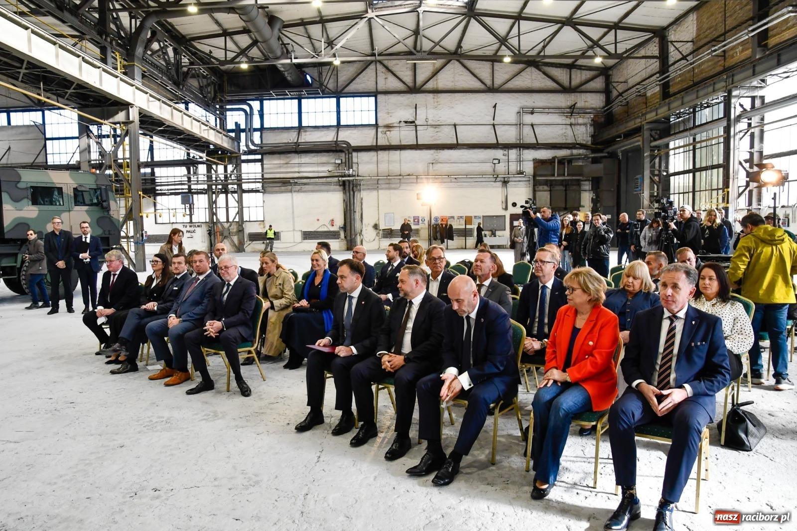 Zdjęcie w galerii na portalu naszraciborz.pl: Rafako to wielkie zobowiązanie Donalda Tuska. Minister finansów w Raciborzu, Jelcz i Rosomak ze wsparciem KSSE wiadomości z regionu