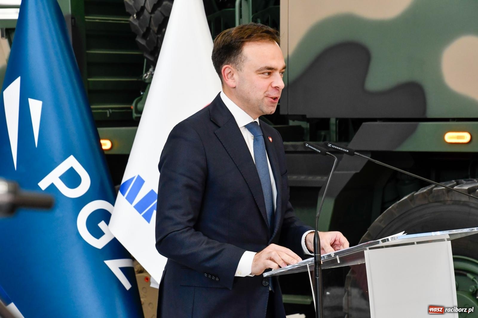 Zdjęcie w galerii na portalu naszraciborz.pl: Rafako to wielkie zobowiązanie Donalda Tuska. Minister finansów w Raciborzu, Jelcz i Rosomak ze wsparciem KSSE wiadomości z regionu