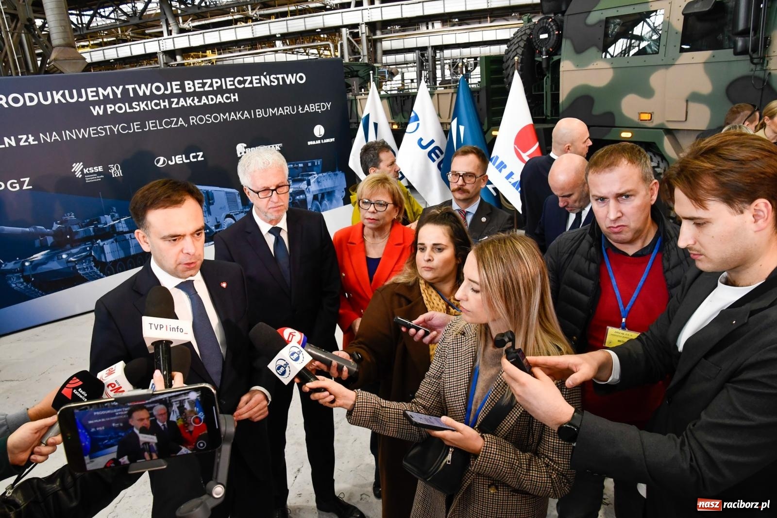 Zdjęcie w galerii na portalu naszraciborz.pl: Rafako to wielkie zobowiązanie Donalda Tuska. Minister finansów w Raciborzu, Jelcz i Rosomak ze wsparciem KSSE wiadomości z regionu