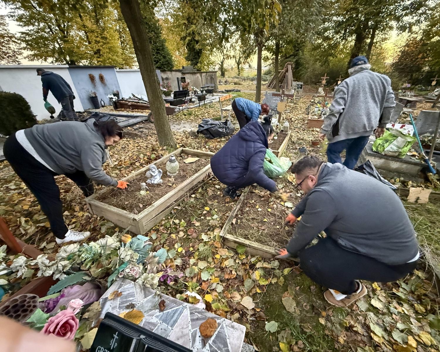 Zdjęcie w galerii na portalu naszraciborz.pl: PAMIĘTAMY. Wolontariusze porządkują zapomniane groby w Raciborzu wiadomości z regionu
