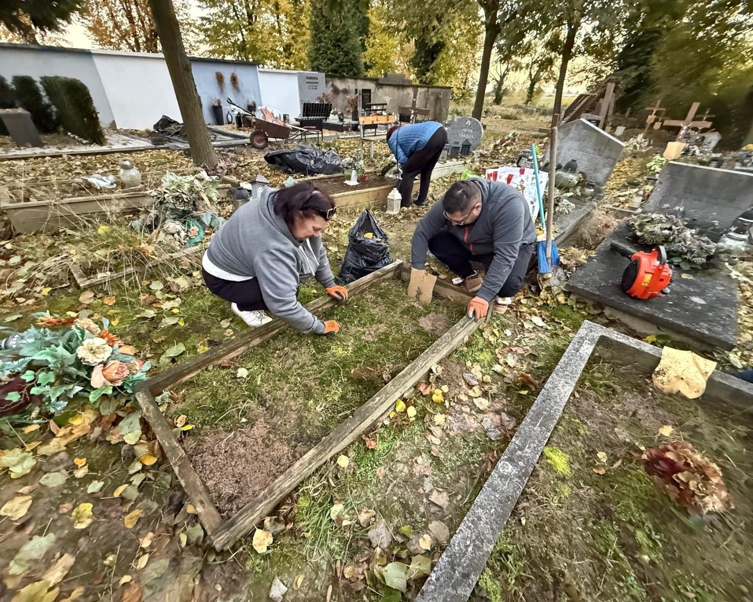 Zdjęcie w galerii na portalu naszraciborz.pl: PAMIĘTAMY. Wolontariusze porządkują zapomniane groby w Raciborzu wiadomości z regionu