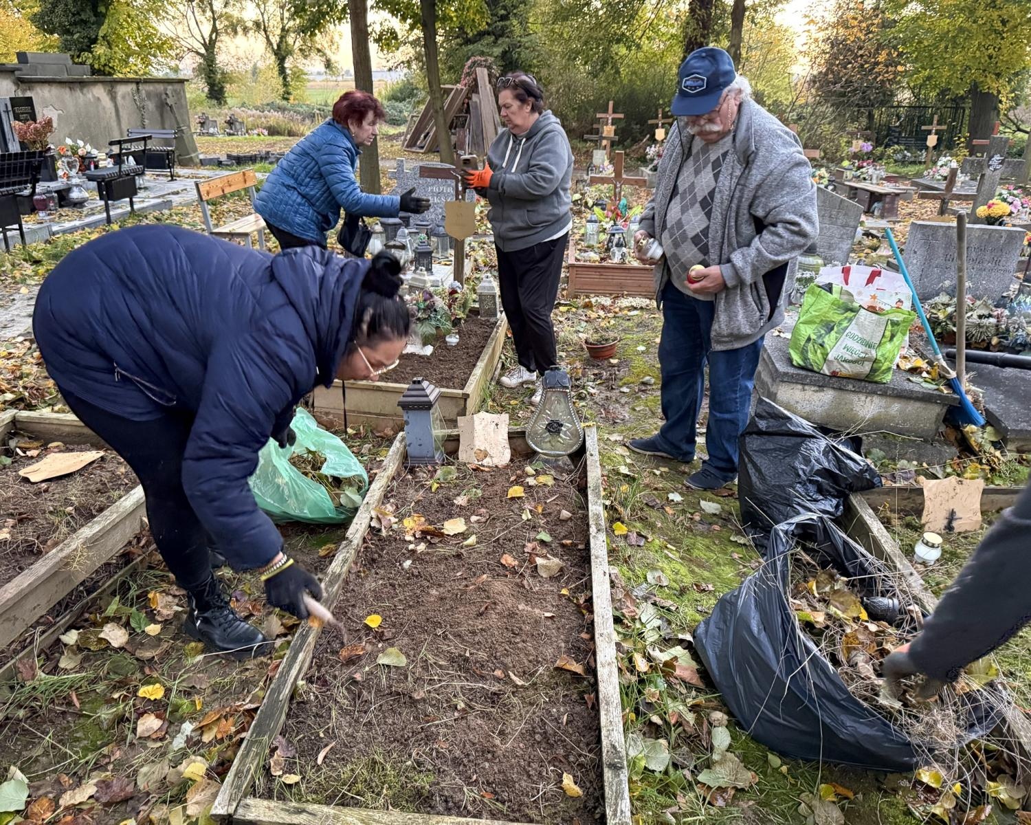 Zdjęcie w galerii na portalu naszraciborz.pl: PAMIĘTAMY. Wolontariusze porządkują zapomniane groby w Raciborzu wiadomości z regionu