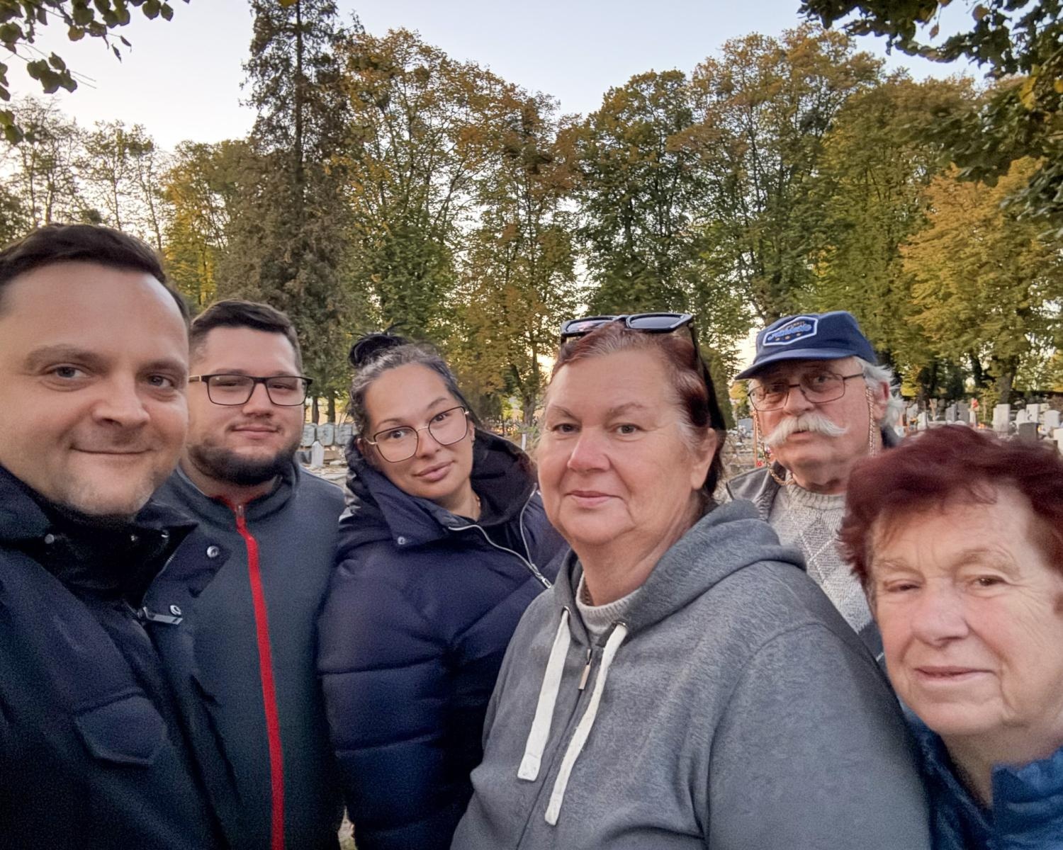 Zdjęcie w galerii na portalu naszraciborz.pl: PAMIĘTAMY. Wolontariusze porządkują zapomniane groby w Raciborzu wiadomości z regionu