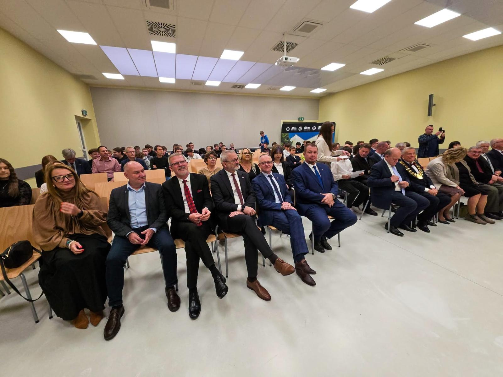 Zdjęcie w galerii na portalu naszraciborz.pl: Jedenastu młodych rzemieślników pasowano w Raciborzu wiadomości z regionu
