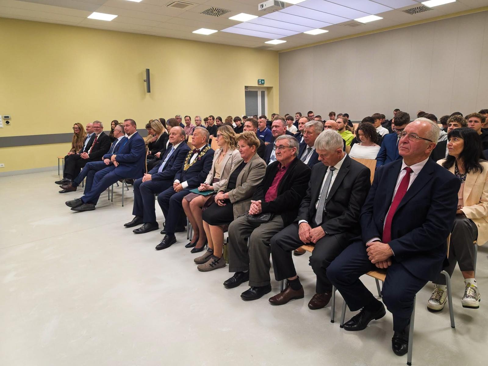 Zdjęcie w galerii na portalu naszraciborz.pl: Jedenastu młodych rzemieślników pasowano w Raciborzu wiadomości z regionu