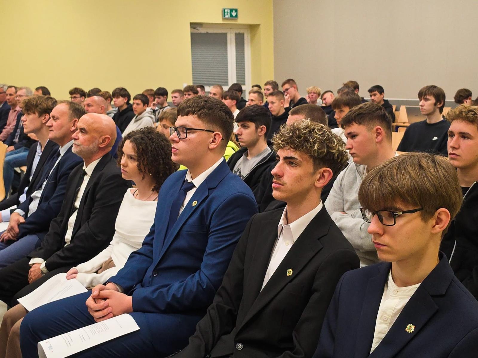 Zdjęcie w galerii na portalu naszraciborz.pl: Jedenastu młodych rzemieślników pasowano w Raciborzu wiadomości z regionu