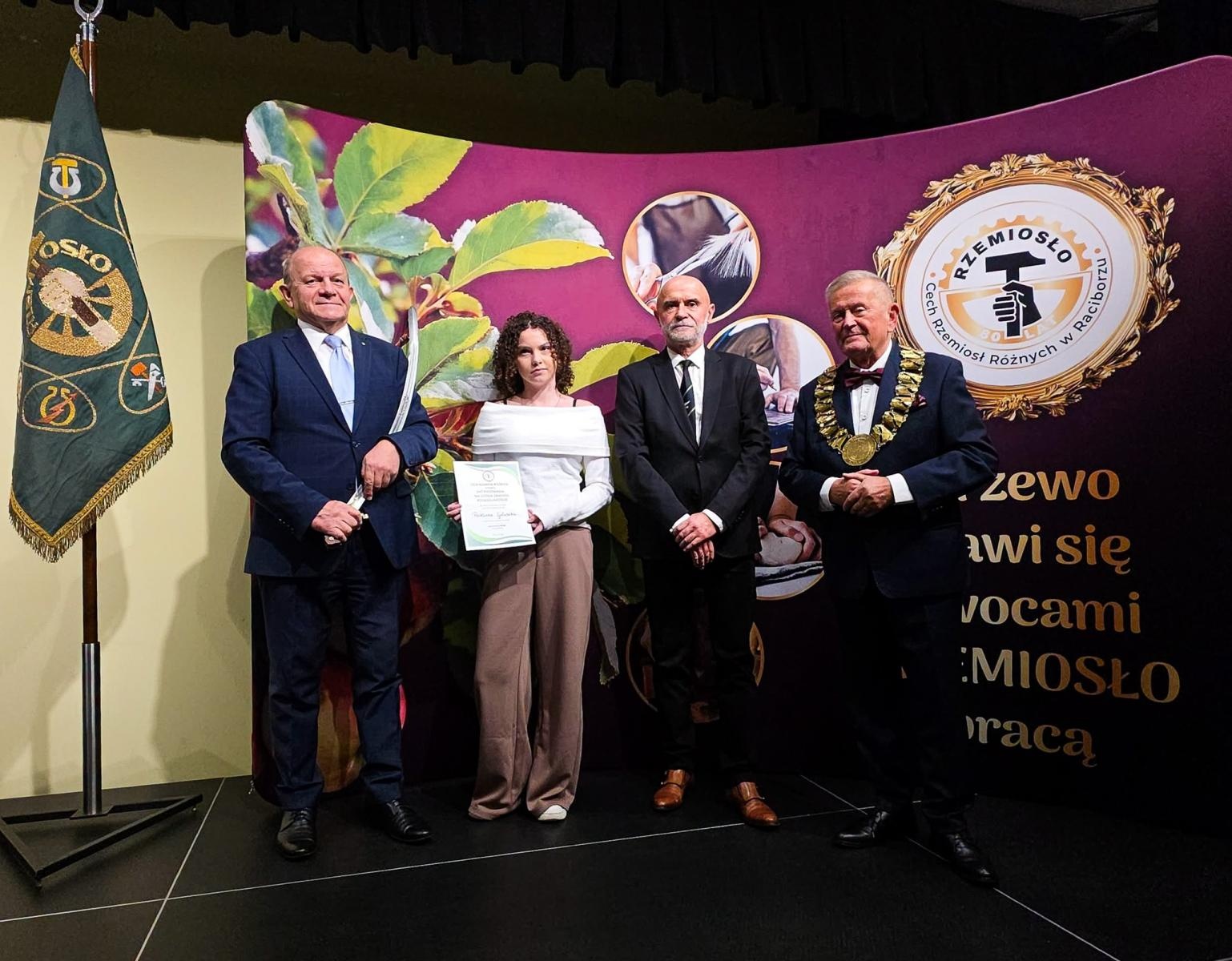 Zdjęcie w galerii na portalu naszraciborz.pl: Jedenastu młodych rzemieślników pasowano w Raciborzu wiadomości z regionu