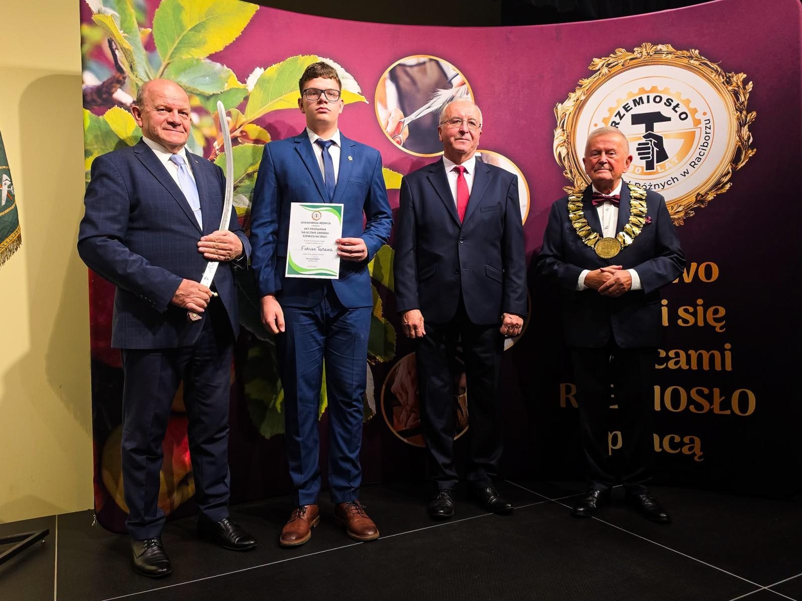 Zdjęcie w galerii na portalu naszraciborz.pl: Jedenastu młodych rzemieślników pasowano w Raciborzu wiadomości z regionu
