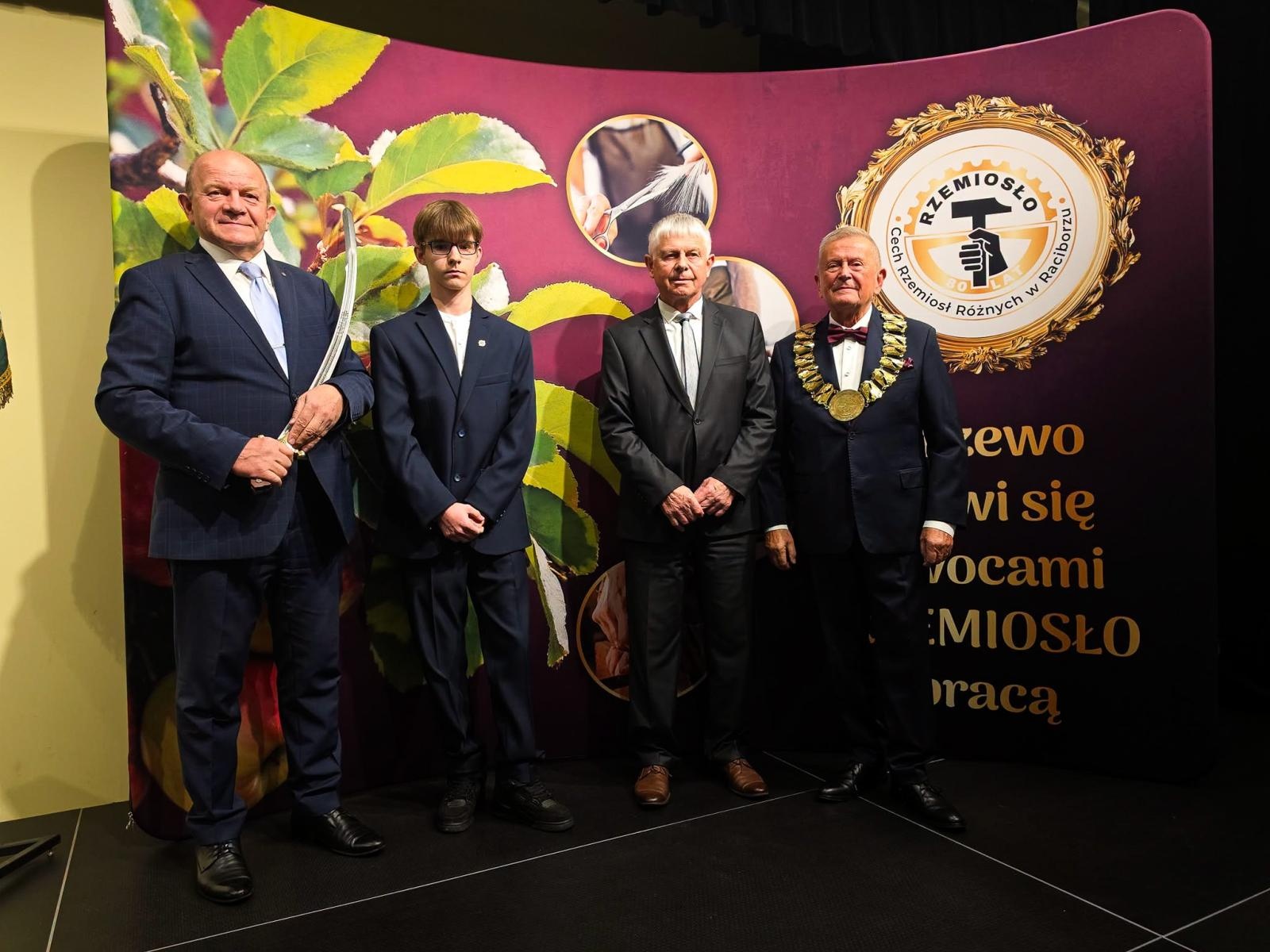 Zdjęcie w galerii na portalu naszraciborz.pl: Jedenastu młodych rzemieślników pasowano w Raciborzu wiadomości z regionu