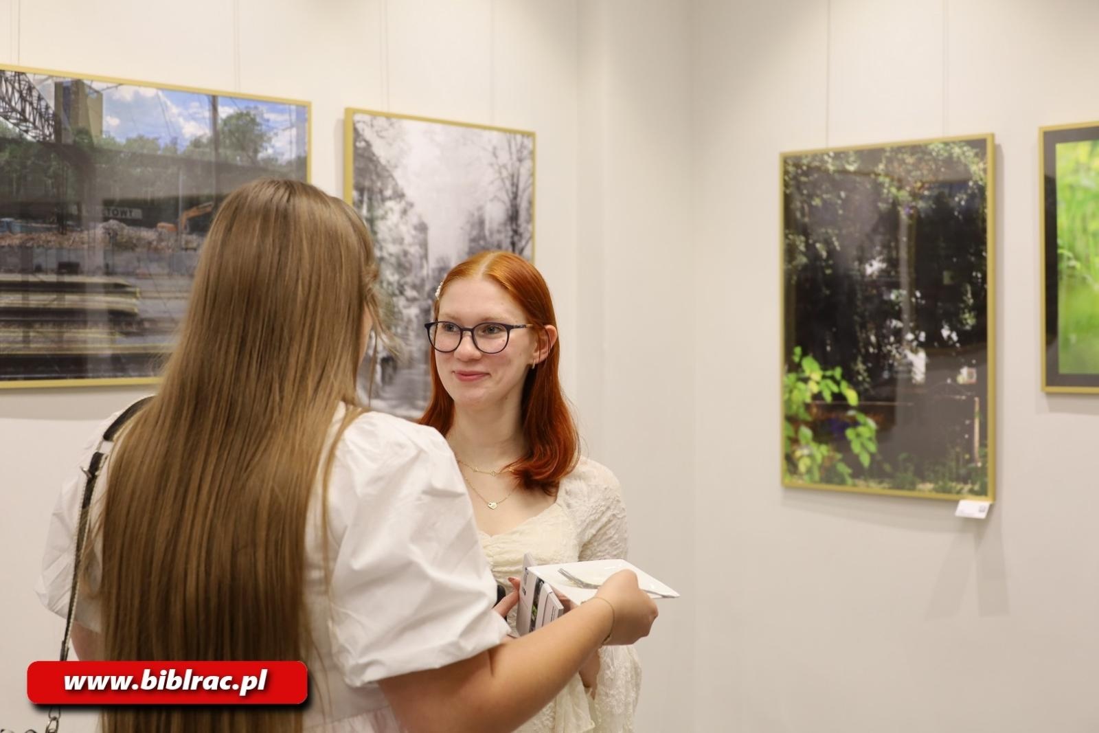 Zdjęcie w galerii na portalu naszraciborz.pl: Ślady pamięci - wernisaż wystawy fotografii w bibliotecznej Galerii Gawra wiadomości z regionu