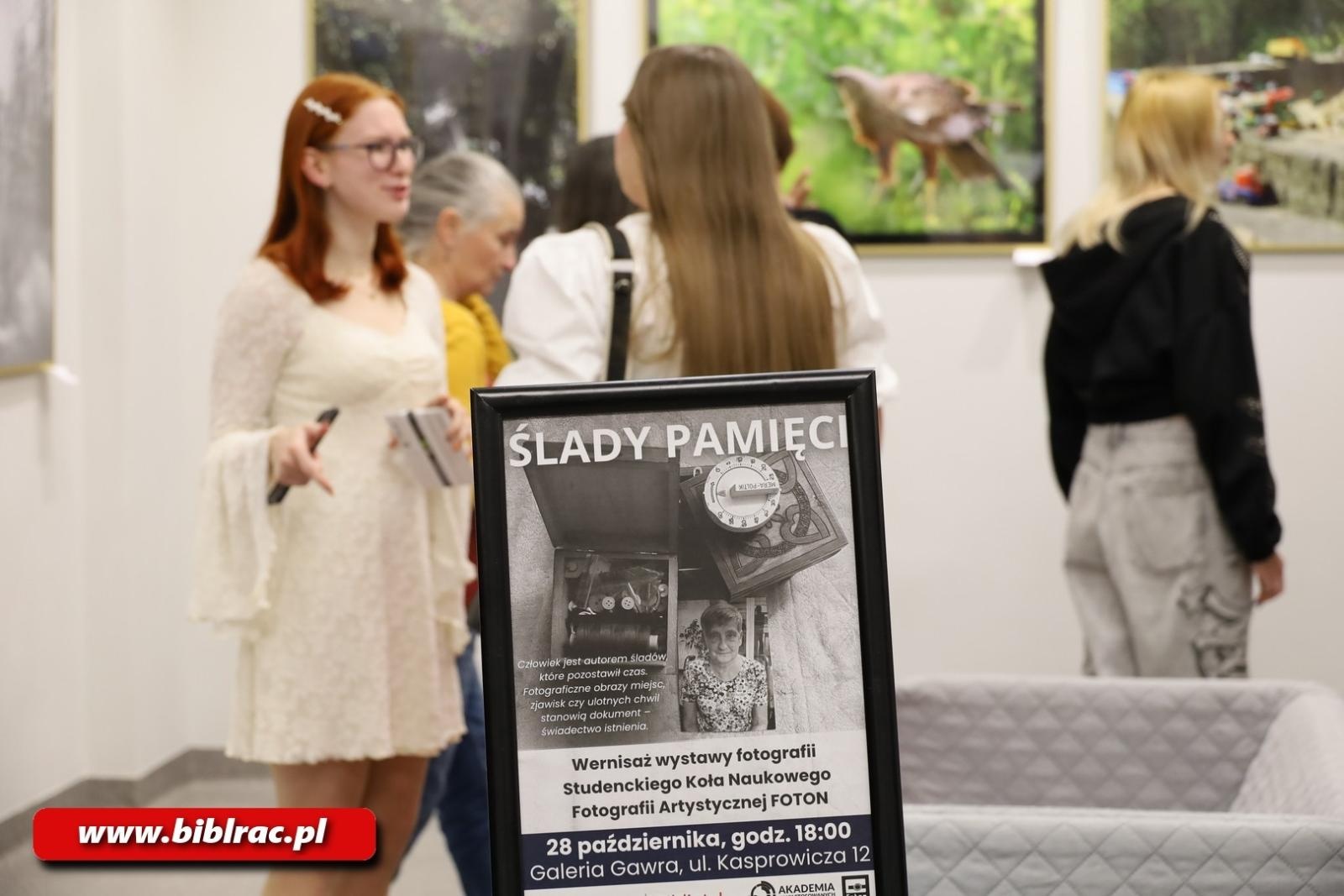 Zdjęcie w galerii na portalu naszraciborz.pl: Ślady pamięci - wernisaż wystawy fotografii w bibliotecznej Galerii Gawra wiadomości z regionu