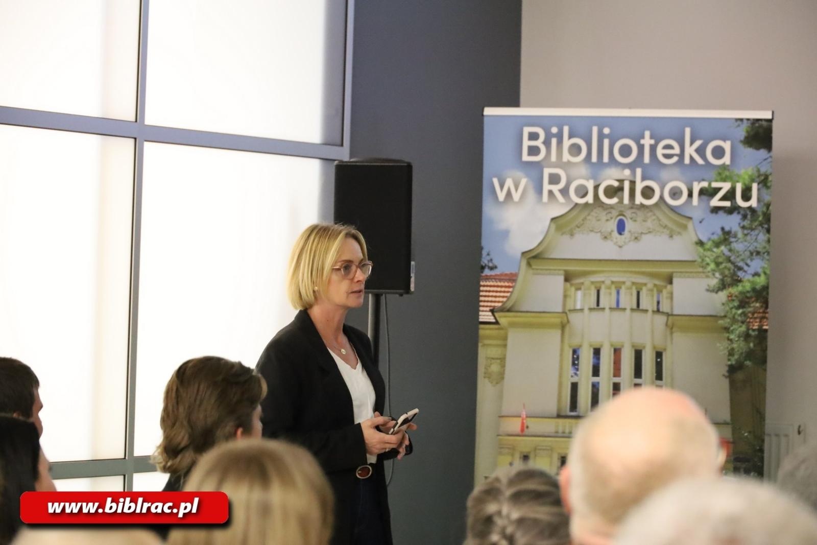 Zdjęcie w galerii na portalu naszraciborz.pl: Ślady pamięci - wernisaż wystawy fotografii w bibliotecznej Galerii Gawra wiadomości z regionu