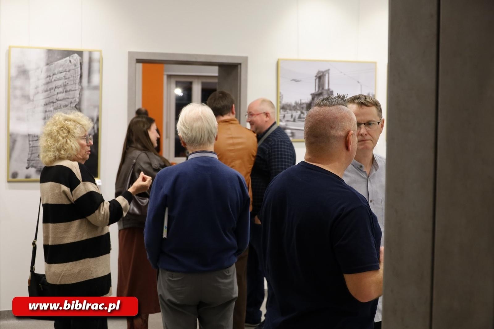 Zdjęcie w galerii na portalu naszraciborz.pl: Ślady pamięci - wernisaż wystawy fotografii w bibliotecznej Galerii Gawra wiadomości z regionu