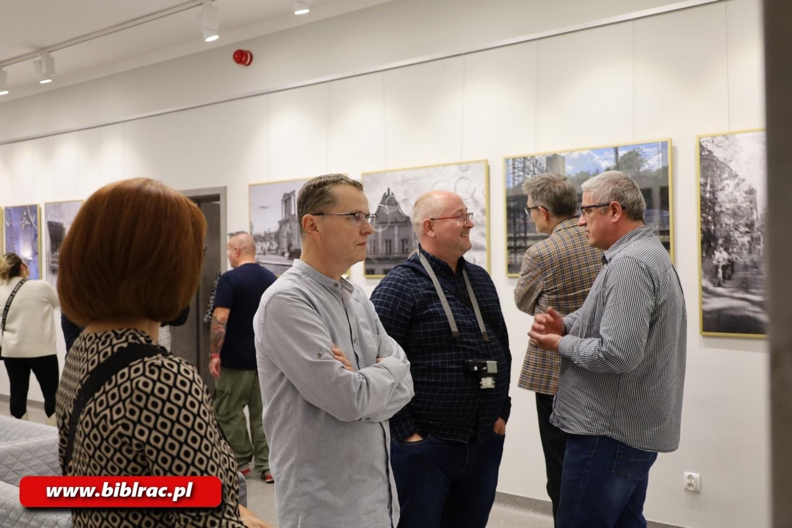 Zdjęcie w galerii na portalu naszraciborz.pl: Ślady pamięci - wernisaż wystawy fotografii w bibliotecznej Galerii Gawra wiadomości z regionu