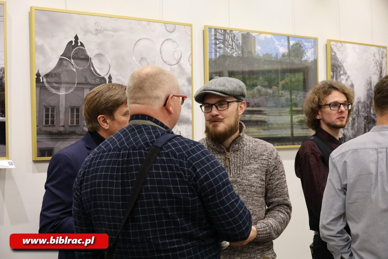 Zdjęcie w galerii na portalu naszraciborz.pl: Ślady pamięci - wernisaż wystawy fotografii w bibliotecznej Galerii Gawra wiadomości z regionu