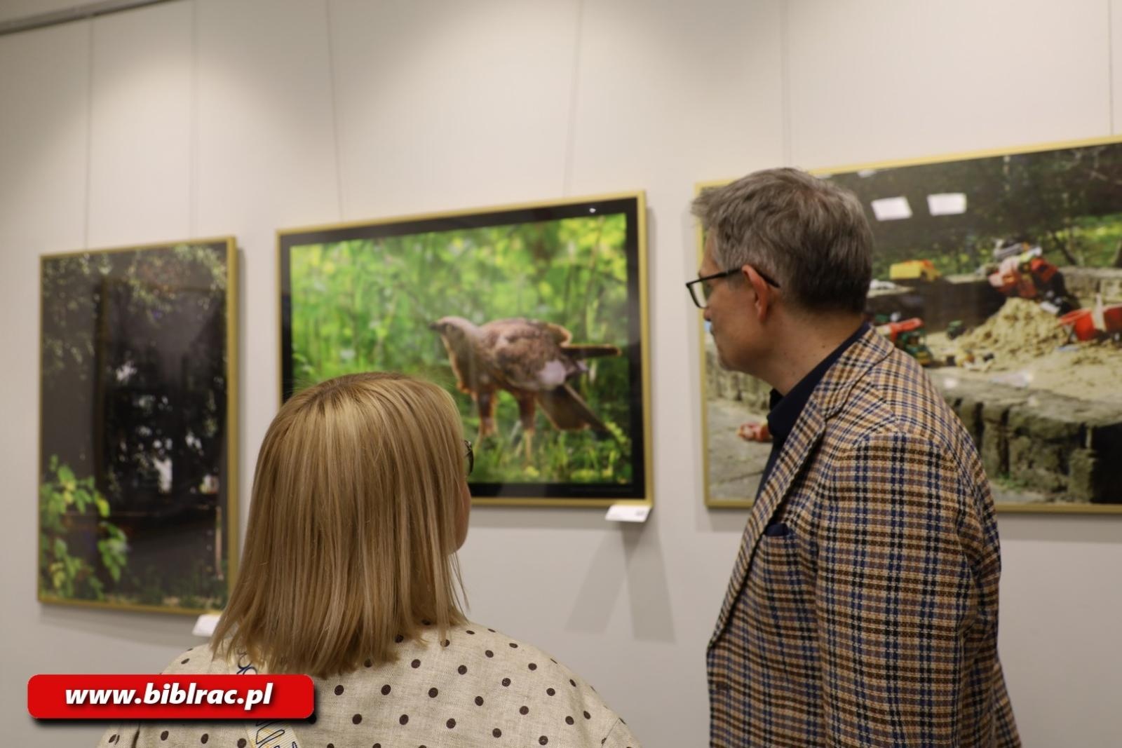Zdjęcie w galerii na portalu naszraciborz.pl: Ślady pamięci - wernisaż wystawy fotografii w bibliotecznej Galerii Gawra wiadomości z regionu