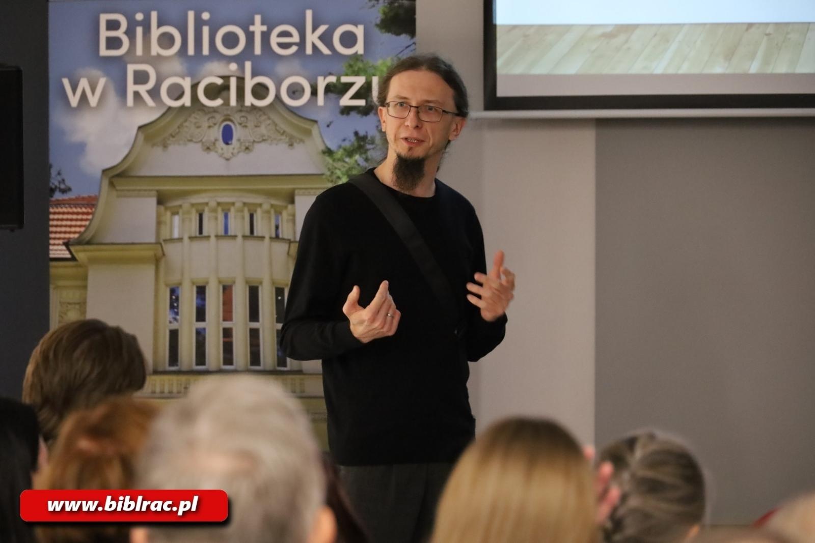 Zdjęcie w galerii na portalu naszraciborz.pl: Ślady pamięci - wernisaż wystawy fotografii w bibliotecznej Galerii Gawra wiadomości z regionu