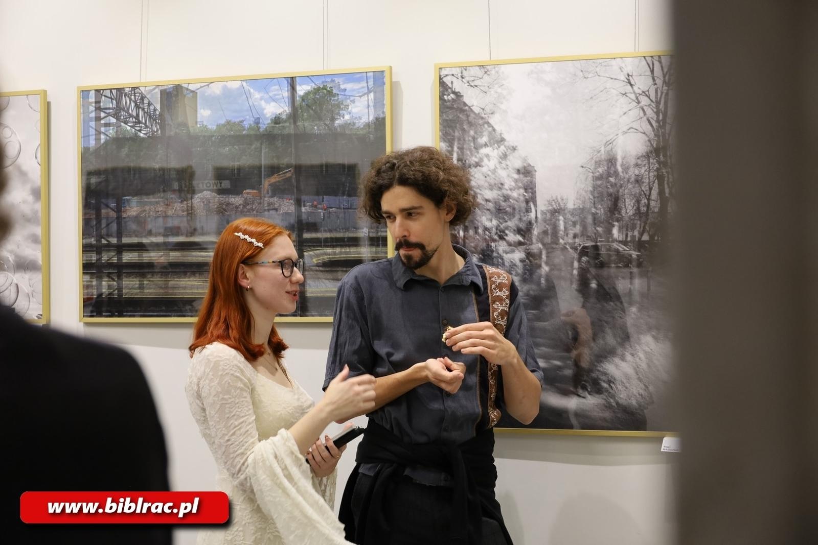 Zdjęcie w galerii na portalu naszraciborz.pl: Ślady pamięci - wernisaż wystawy fotografii w bibliotecznej Galerii Gawra wiadomości z regionu