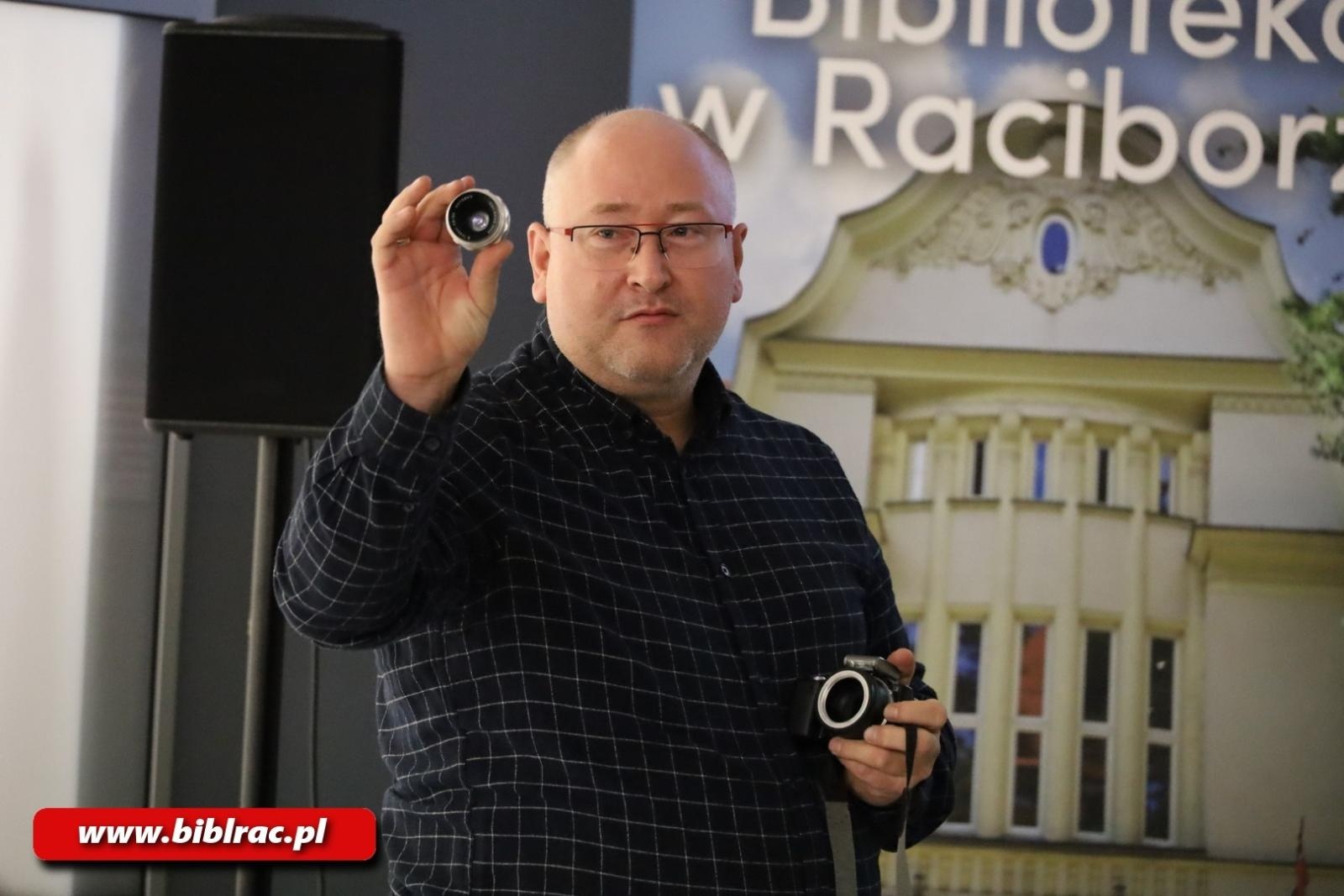 Zdjęcie w galerii na portalu naszraciborz.pl: Ślady pamięci - wernisaż wystawy fotografii w bibliotecznej Galerii Gawra wiadomości z regionu