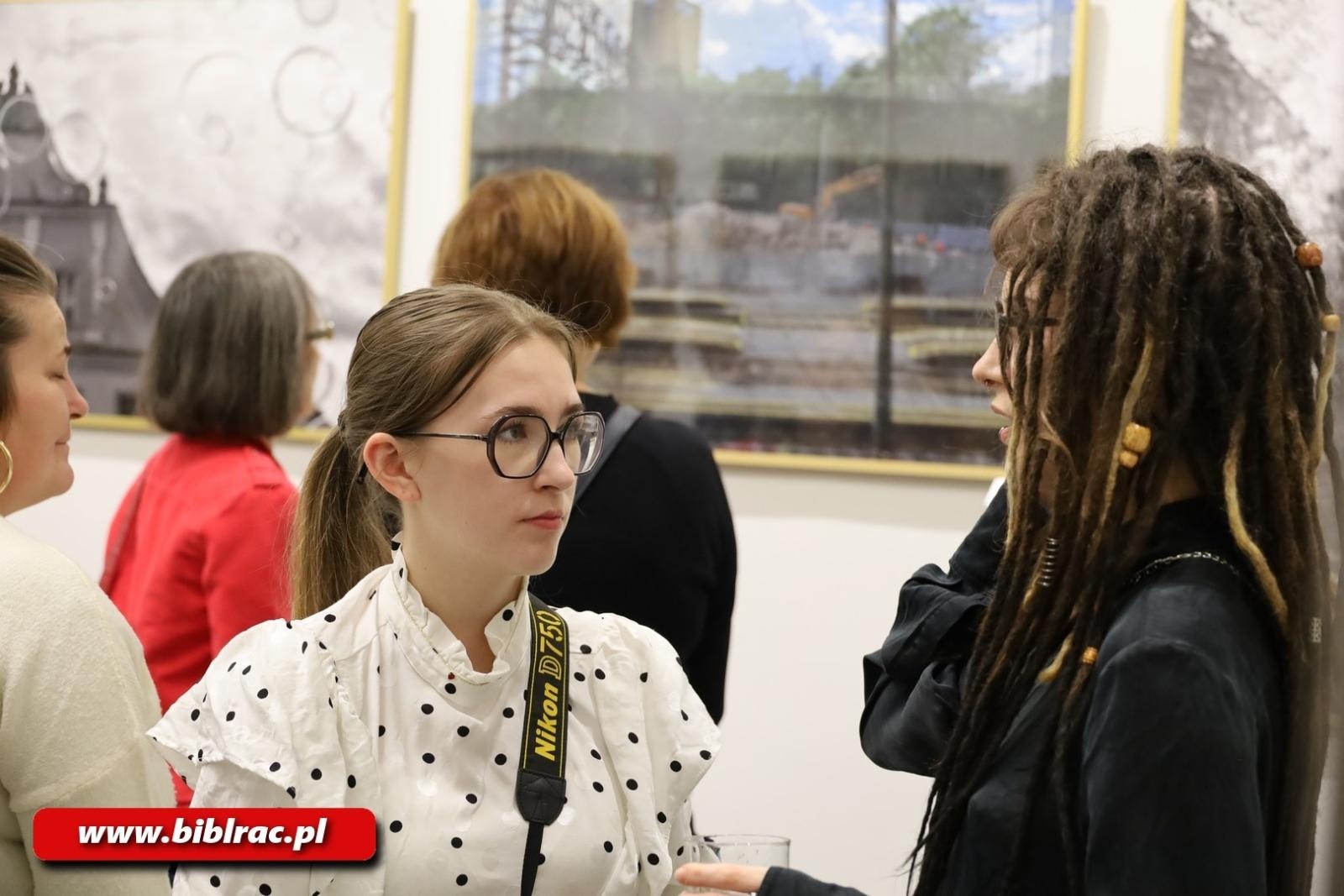 Zdjęcie w galerii na portalu naszraciborz.pl: Ślady pamięci - wernisaż wystawy fotografii w bibliotecznej Galerii Gawra wiadomości z regionu