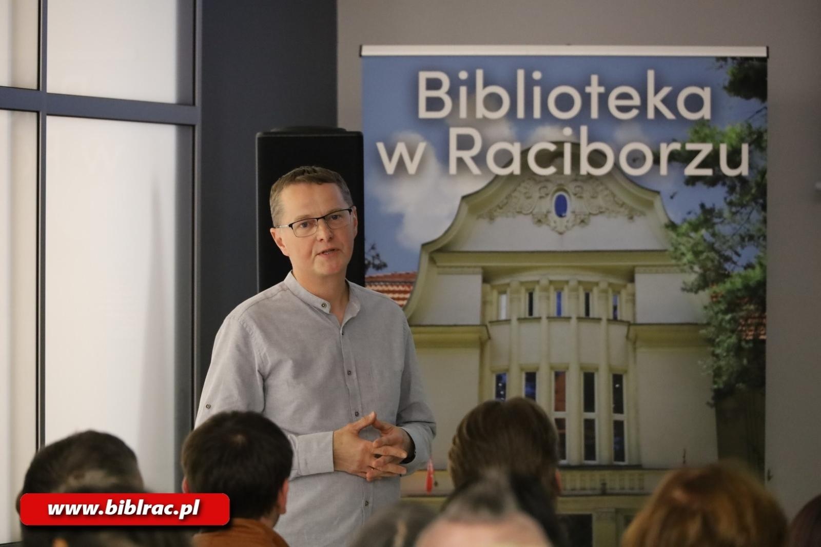 Zdjęcie w galerii na portalu naszraciborz.pl: Ślady pamięci - wernisaż wystawy fotografii w bibliotecznej Galerii Gawra wiadomości z regionu