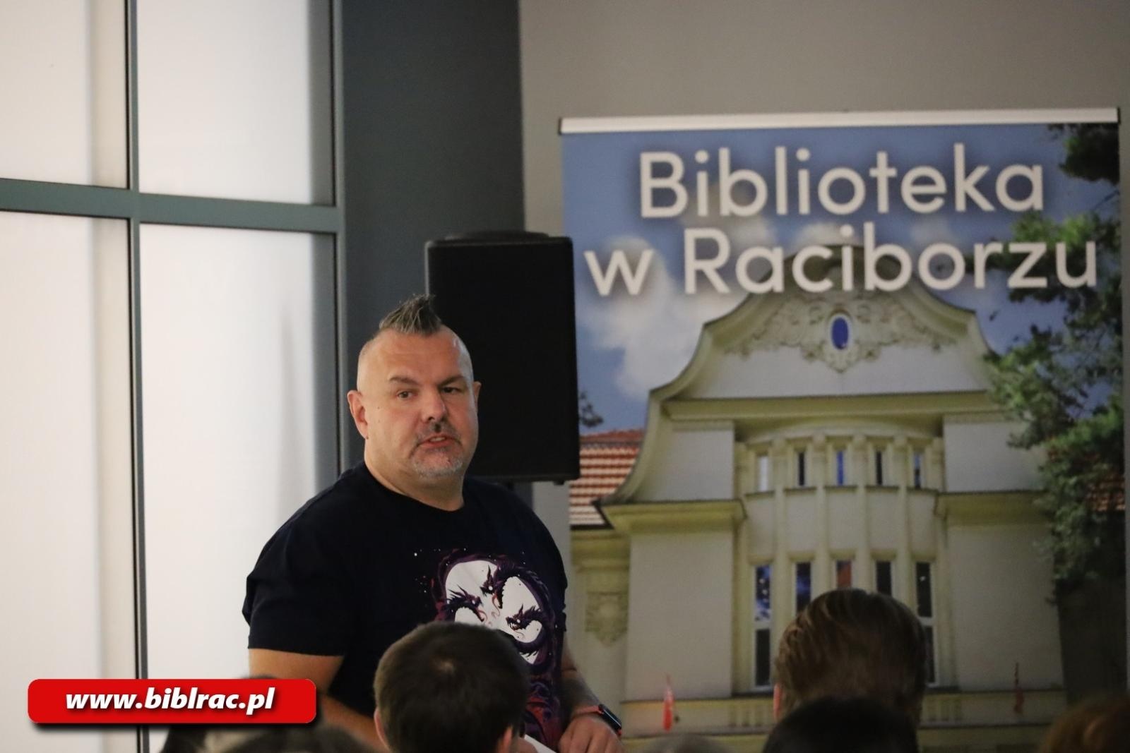 Zdjęcie w galerii na portalu naszraciborz.pl: Ślady pamięci - wernisaż wystawy fotografii w bibliotecznej Galerii Gawra wiadomości z regionu