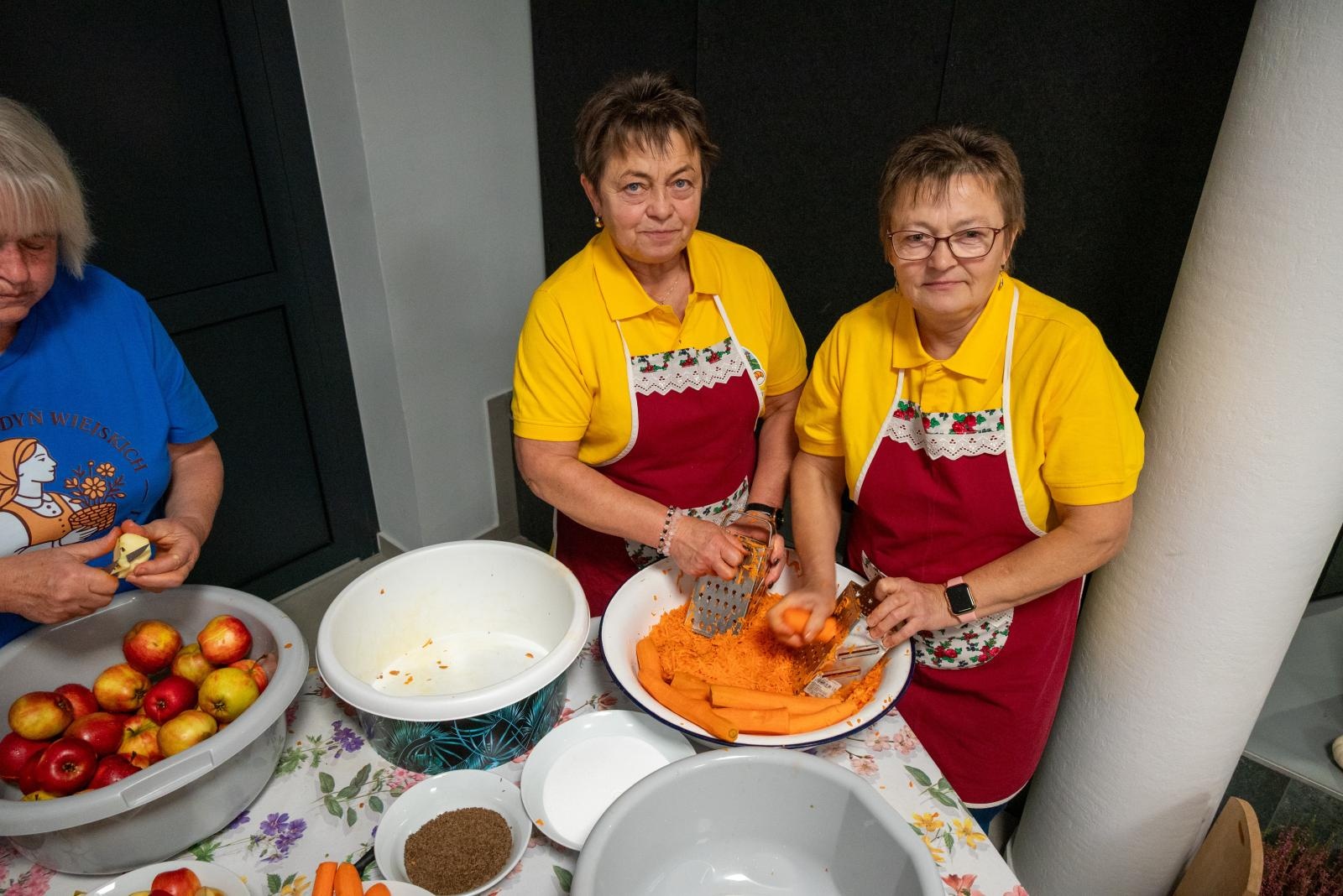 Zdjęcie w galerii na portalu naszraciborz.pl: Kiszenie kapusty w Tworkowie. Dawny zwyczaj znów łączy pokolenia wiadomości z regionu