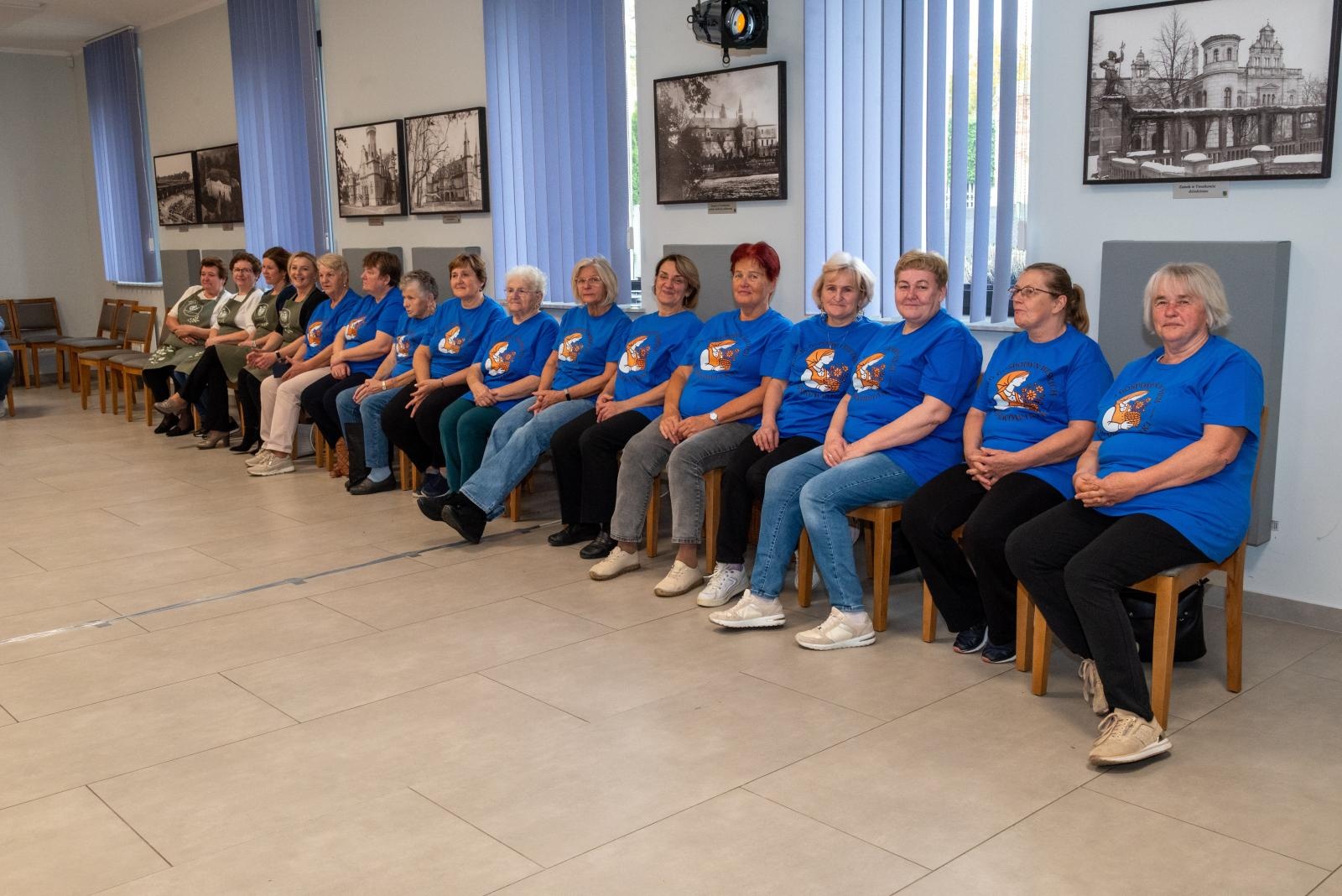 Zdjęcie w galerii na portalu naszraciborz.pl: Kiszenie kapusty w Tworkowie. Dawny zwyczaj znów łączy pokolenia wiadomości z regionu