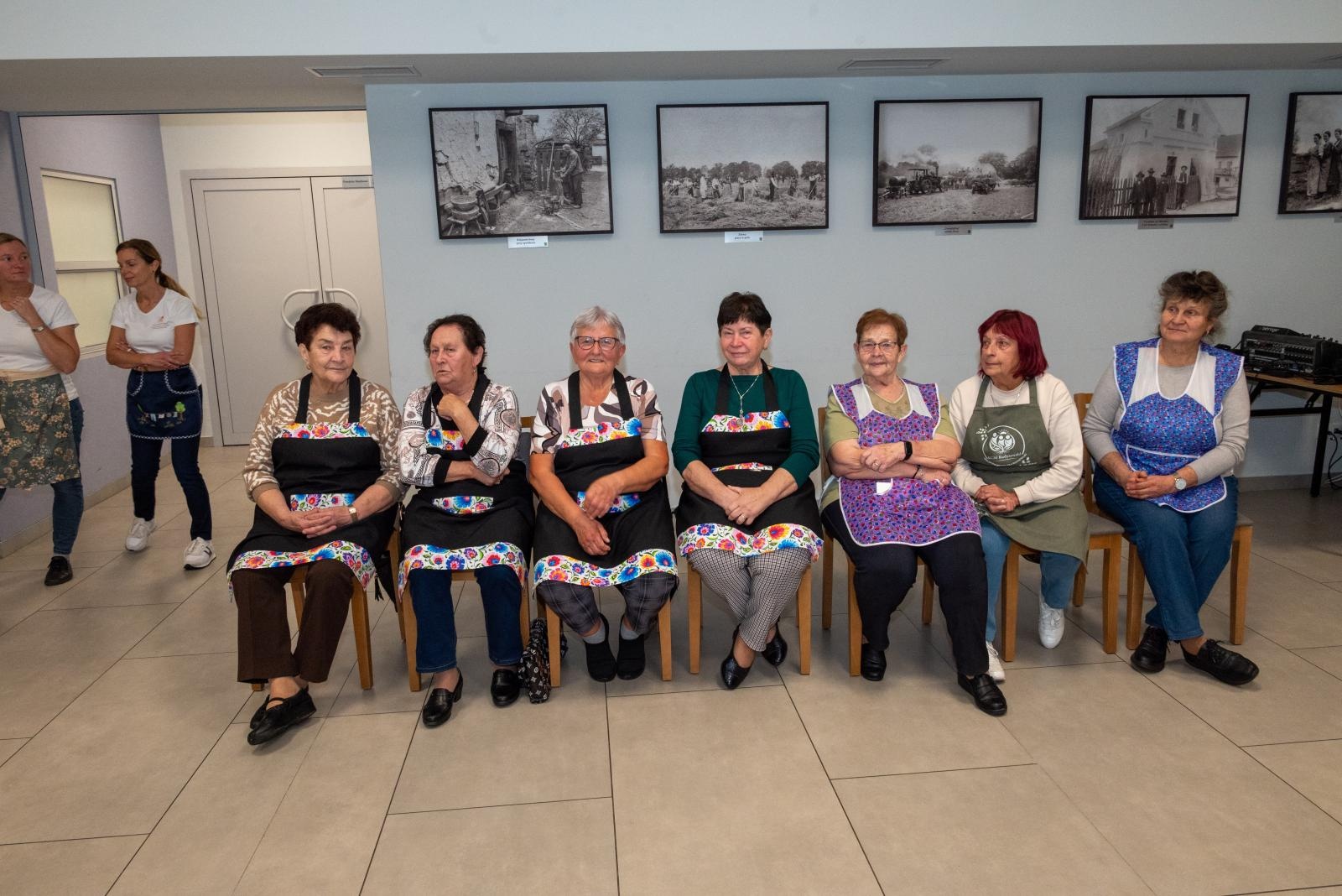 Zdjęcie w galerii na portalu naszraciborz.pl: Kiszenie kapusty w Tworkowie. Dawny zwyczaj znów łączy pokolenia wiadomości z regionu